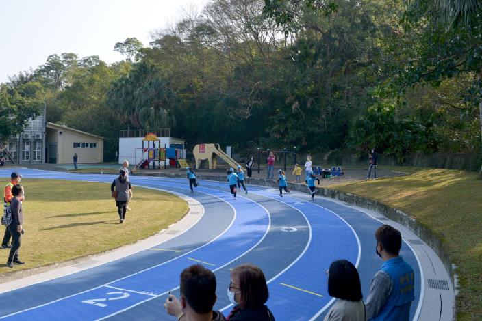 縣府7-僑樂國小慶祝62週年校慶，並啟用新跑道，學童在嶄新的跑道上奔跑.JPG