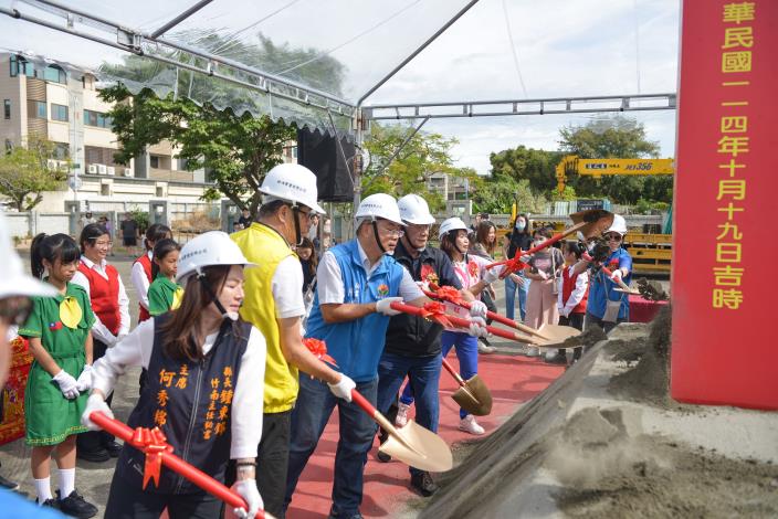 縣府1-竹南鎮山佳國民小學分校預定地8人制足球場新建工程開工動土典禮.JPG