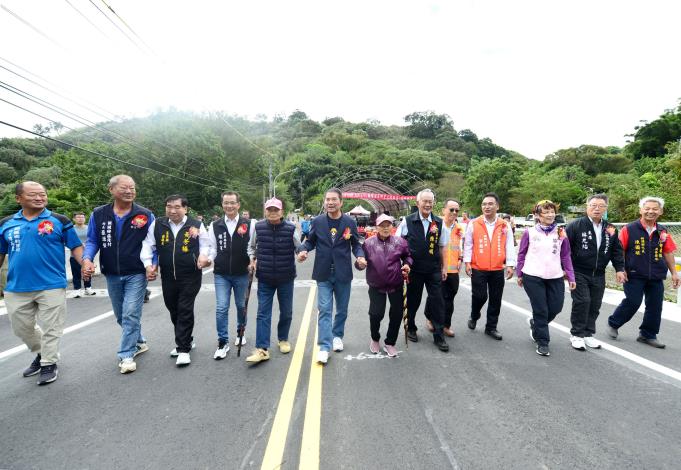 縣府1-縣長帶領壽公壽婆和鄉親在炮竹聲中歡喜走過新闢道路