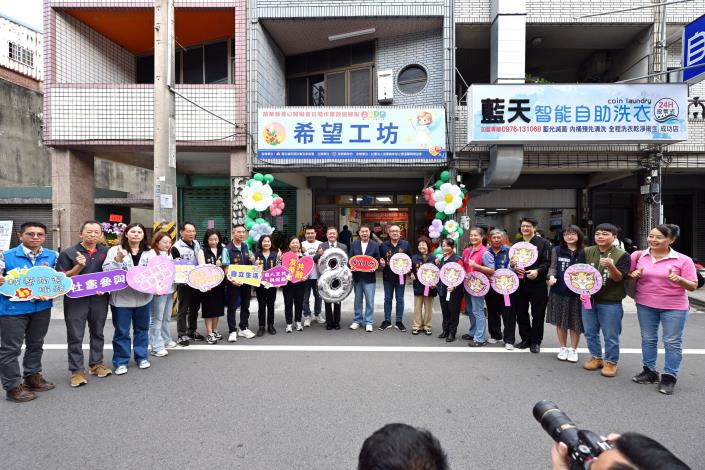 縣府1-_身心障礙者日間作業場所「希望工坊」揭牌 