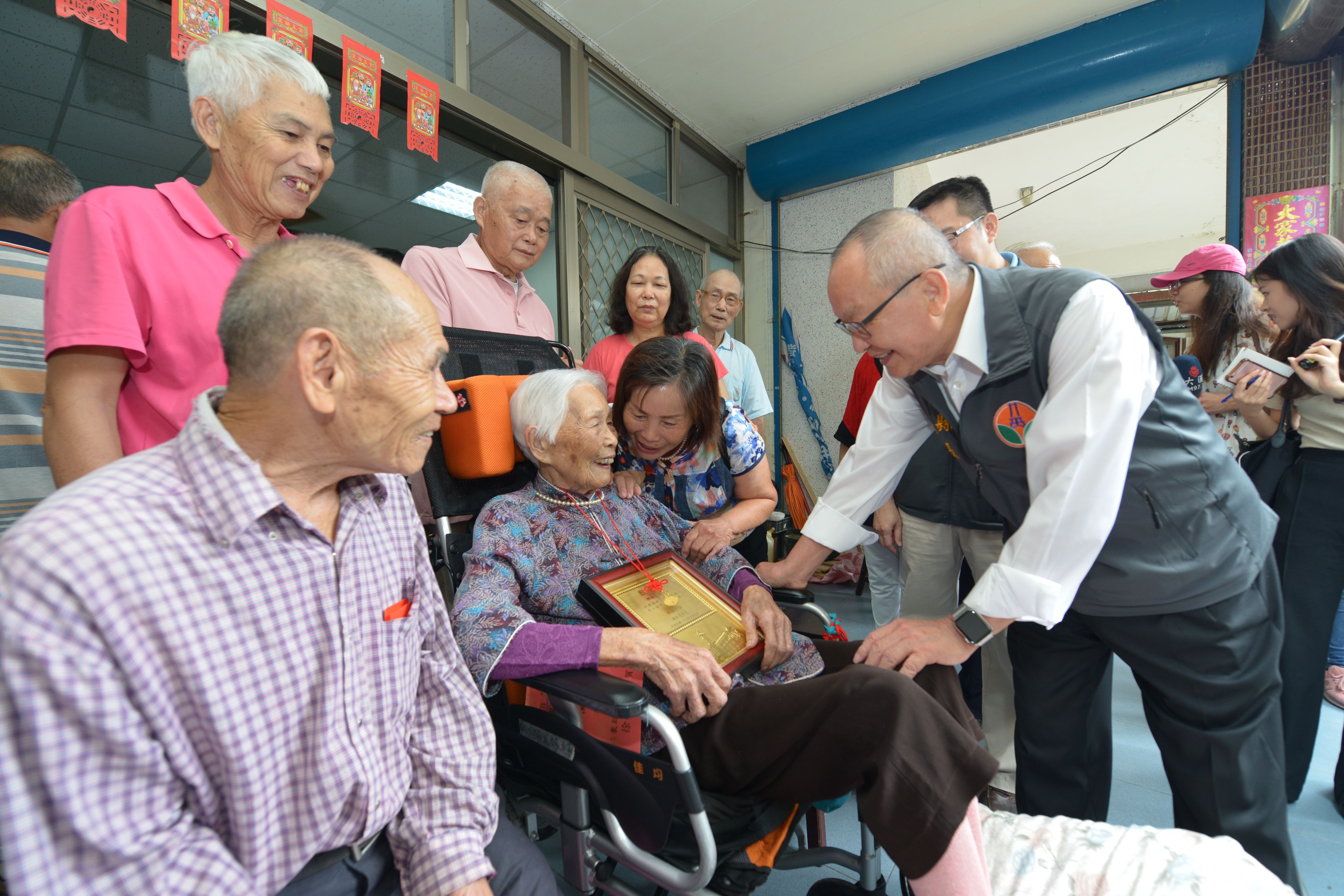 07B縣長慰訪人瑞游謝見妹.JPG