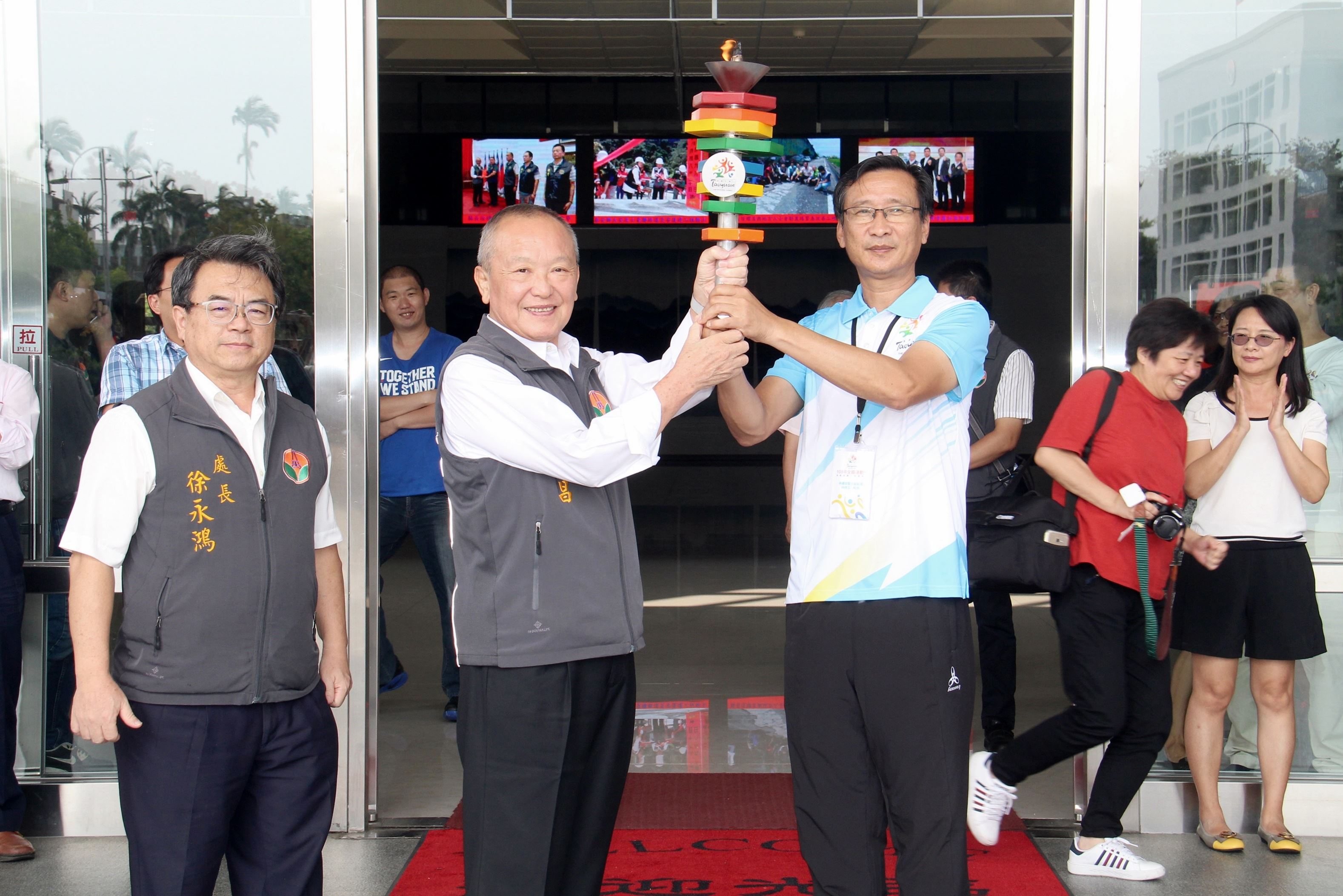 縣長親迎全國運動會聖火.JPG