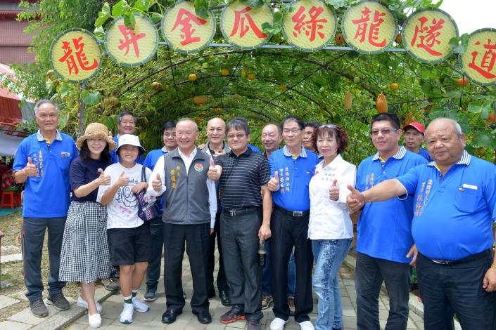 縣府1-縣長徐耀昌體驗南瓜隧道.JPG