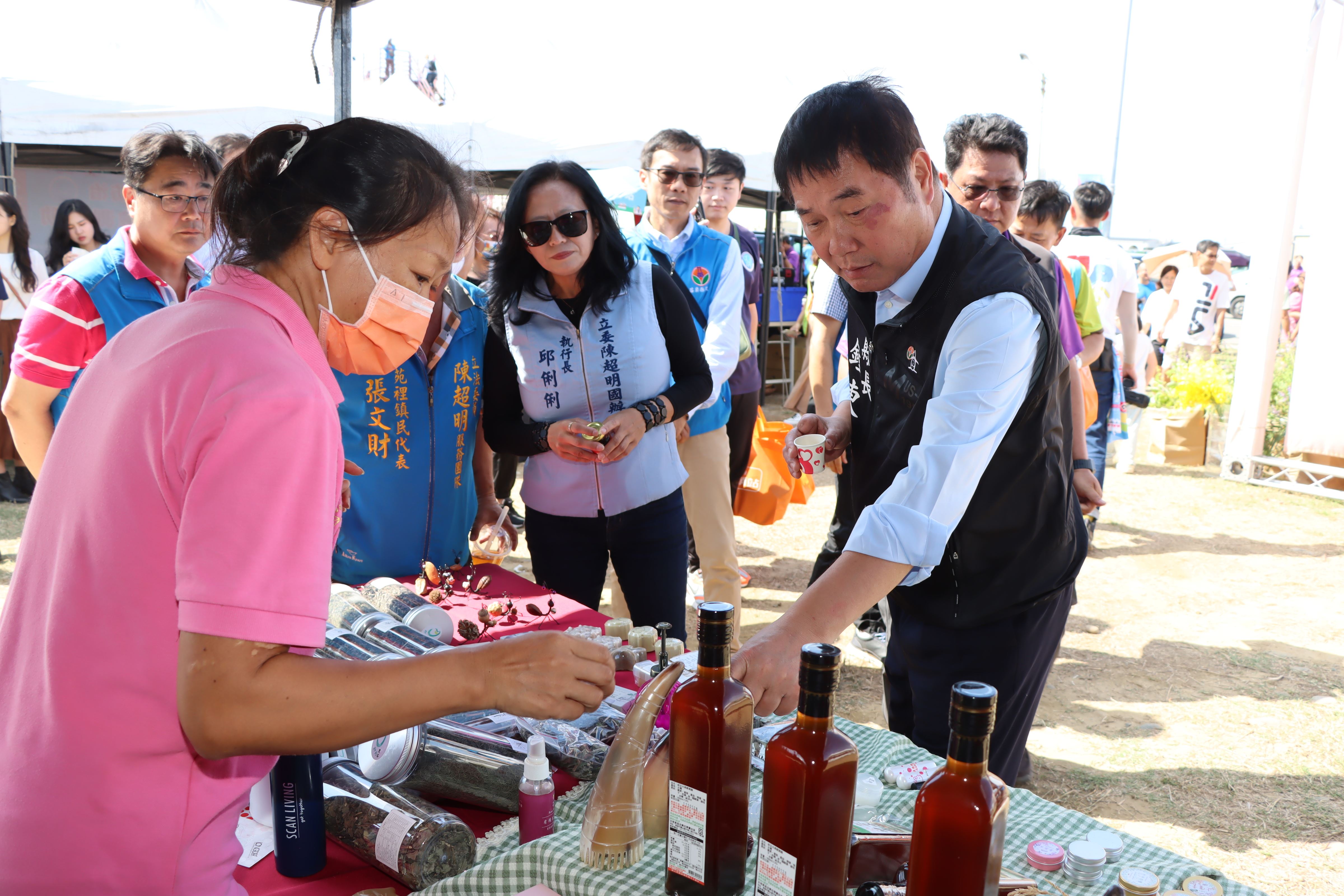 12縣府─參觀展售攤位IMG_8288.JPG