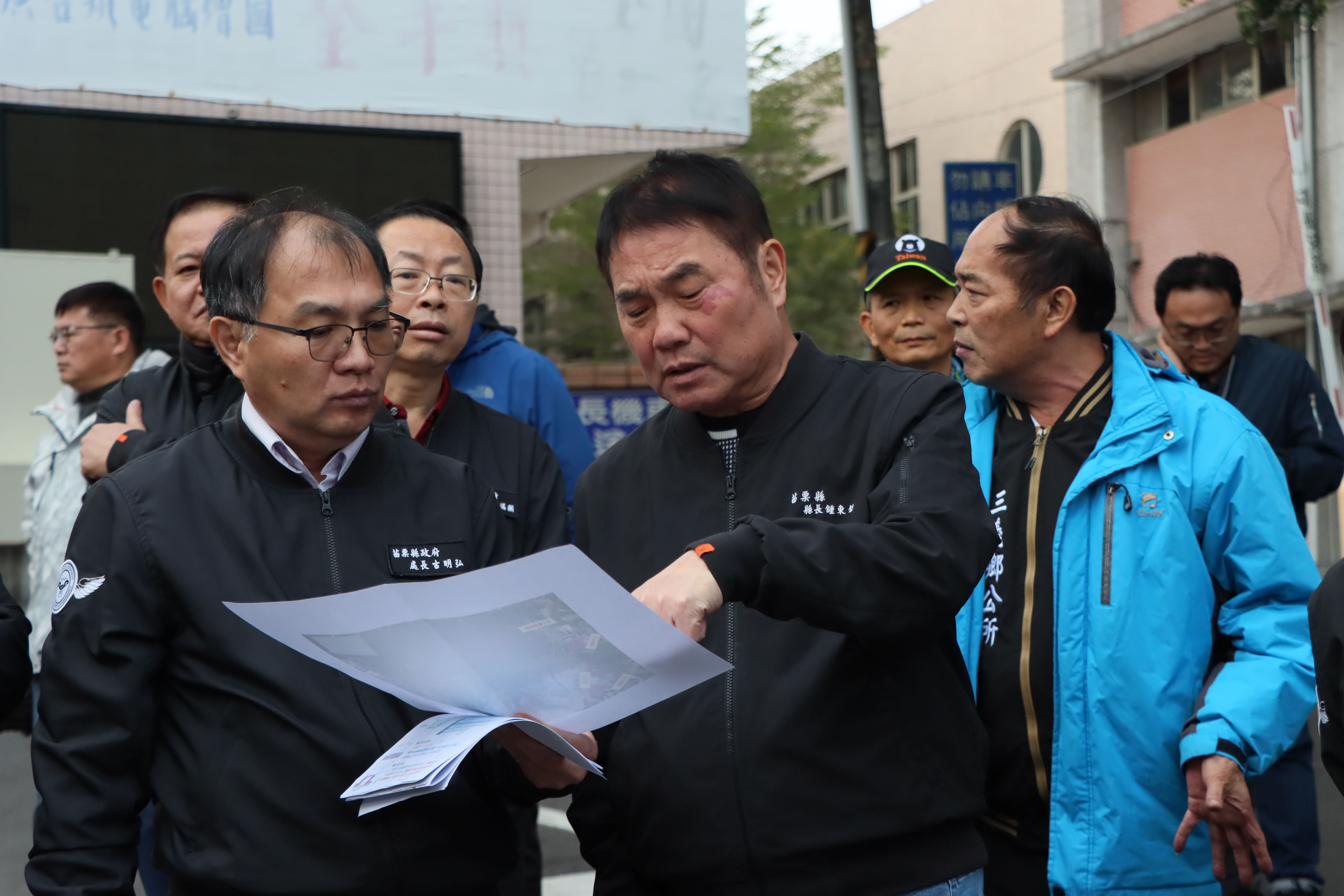 02縣府-縣長聽取工務處長簡報.JPG