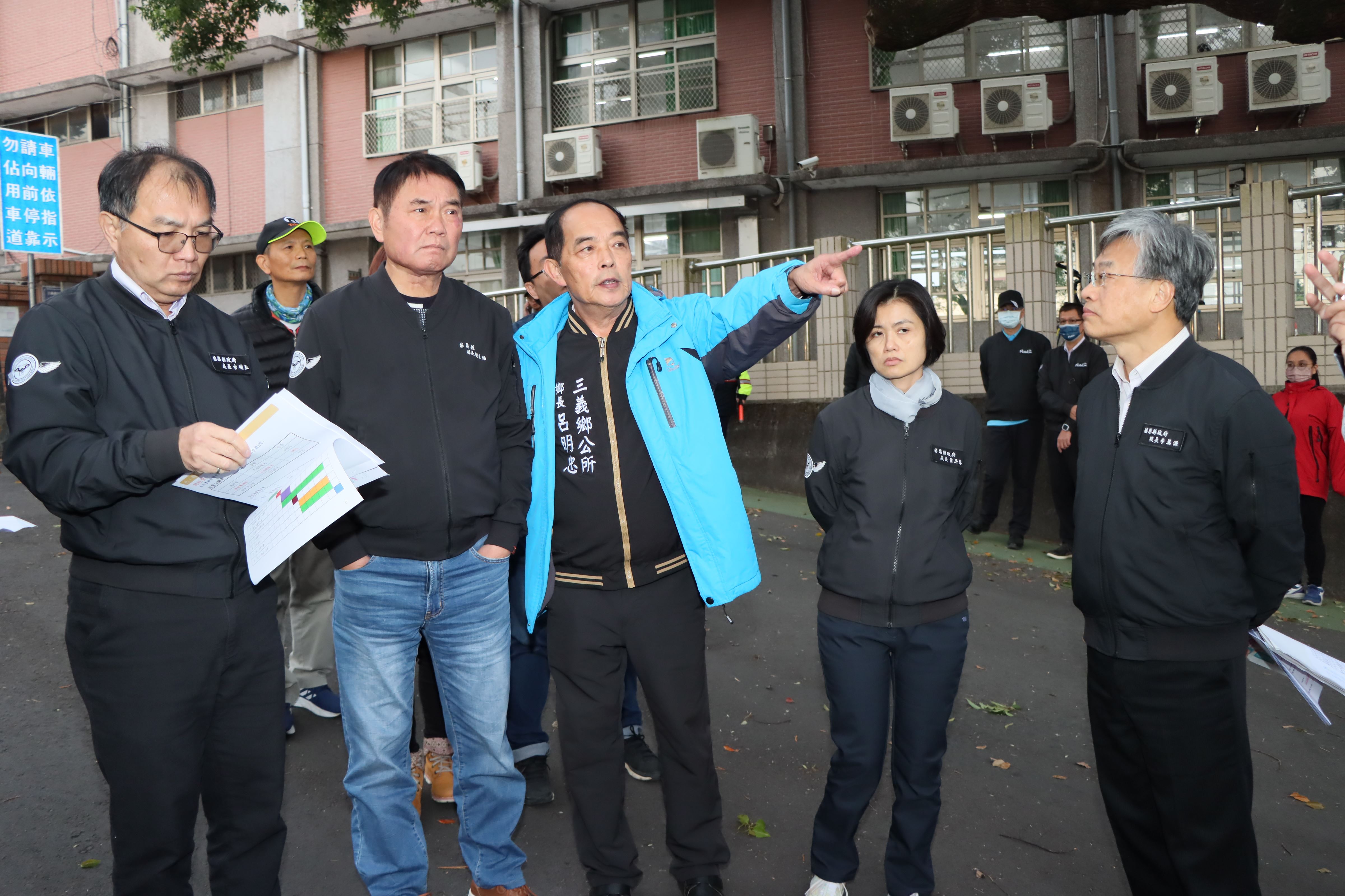 01縣府-三義鄉長呂明忠向縣長說明學校對外交通問題.JPG