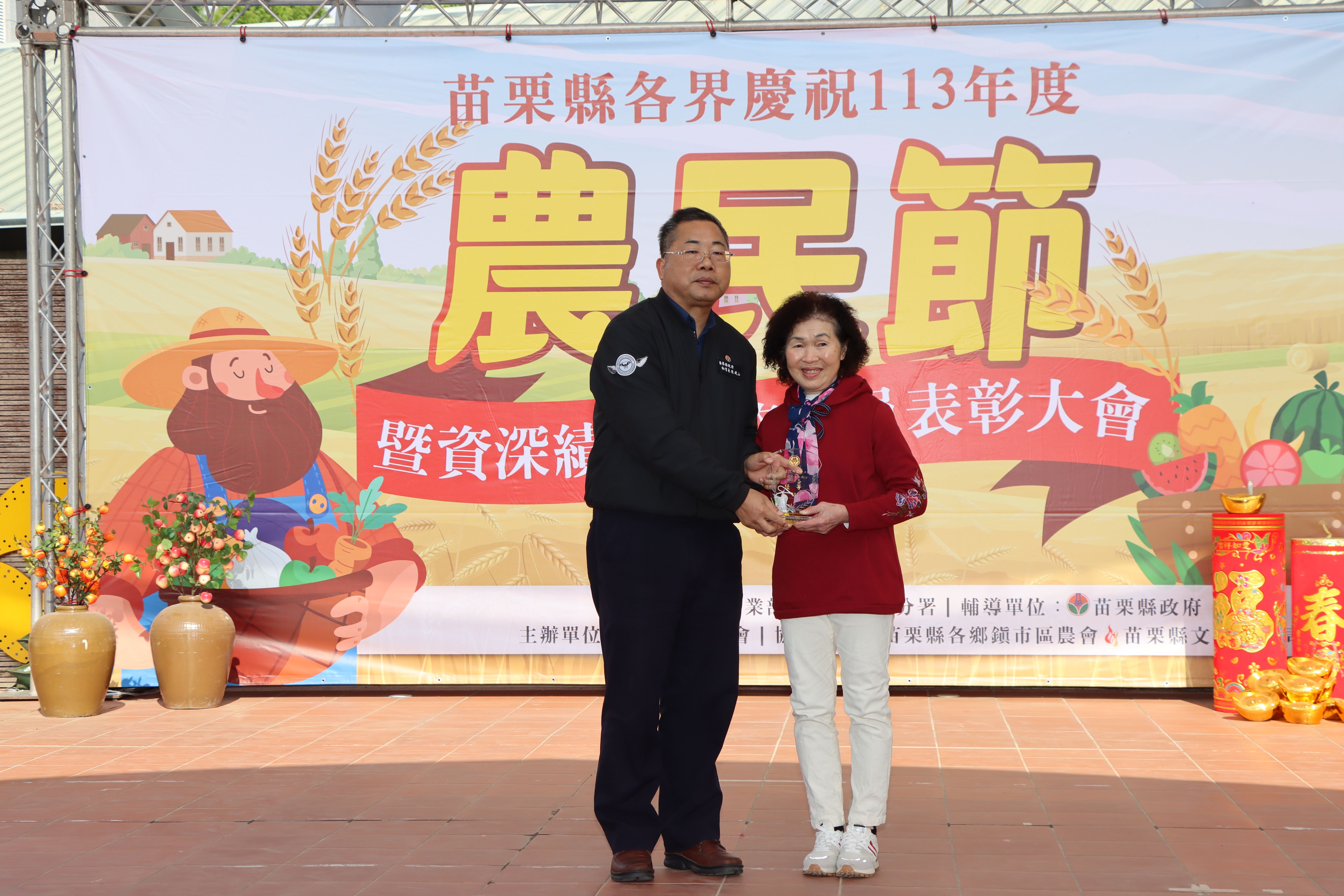 1縣府-秘書長頒獎表揚表現績優人員.JPG