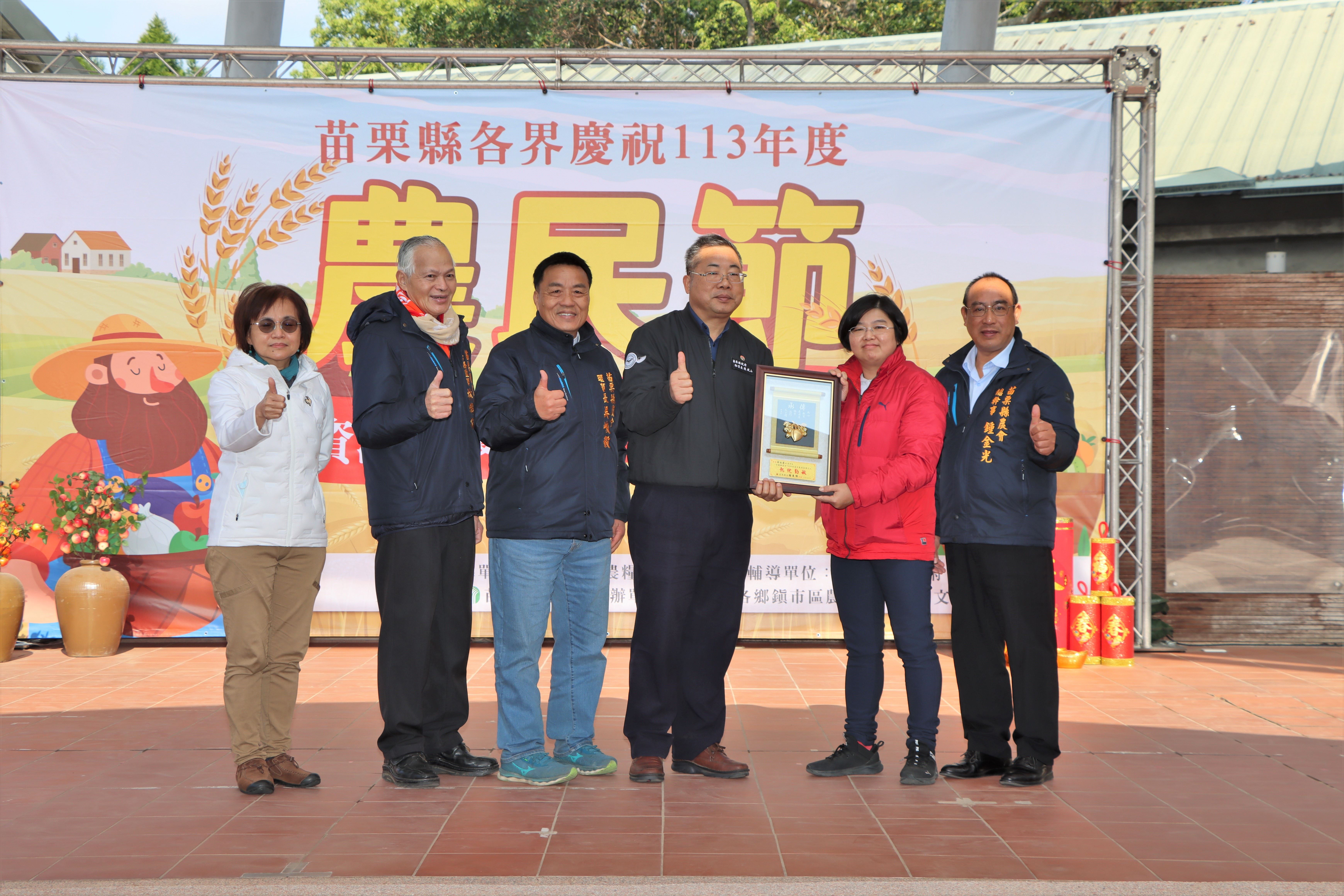 5縣府-秘書長頒獎表揚表現績優人員.JPG