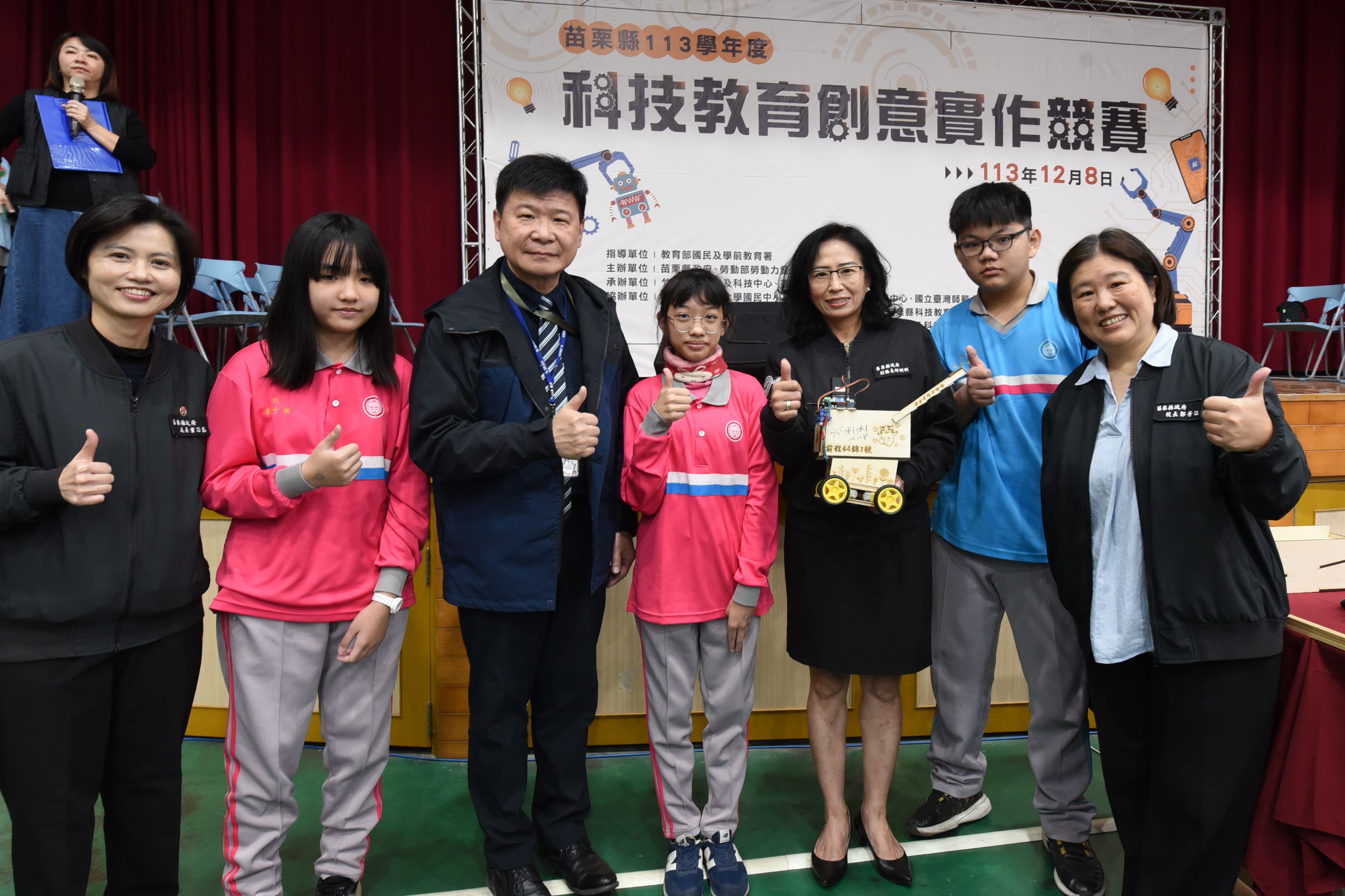 03縣府-副縣長為學生創作簽名留念DSC_2646.JPG