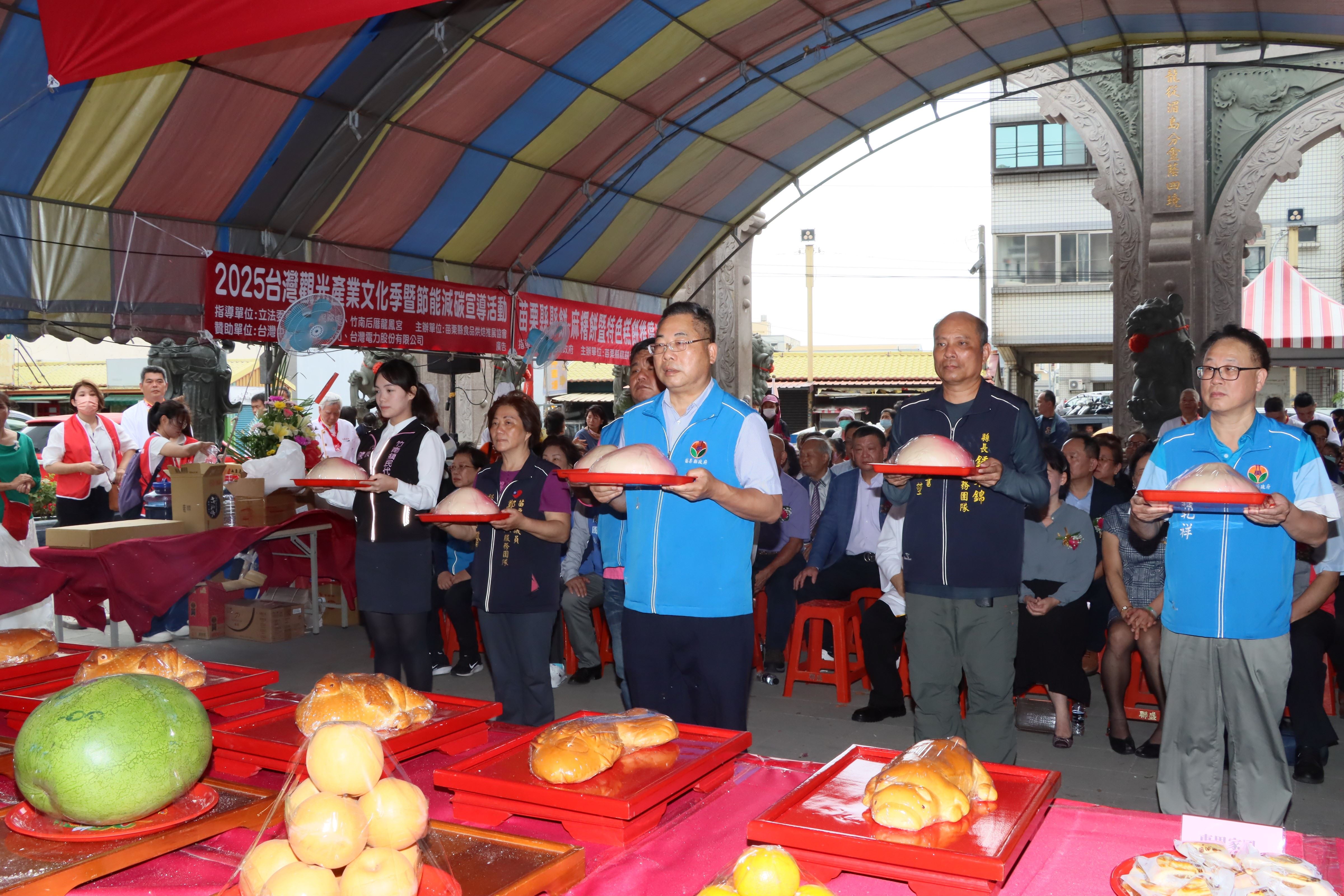 1縣府-秘書長向媽祖縣壽桃祝壽