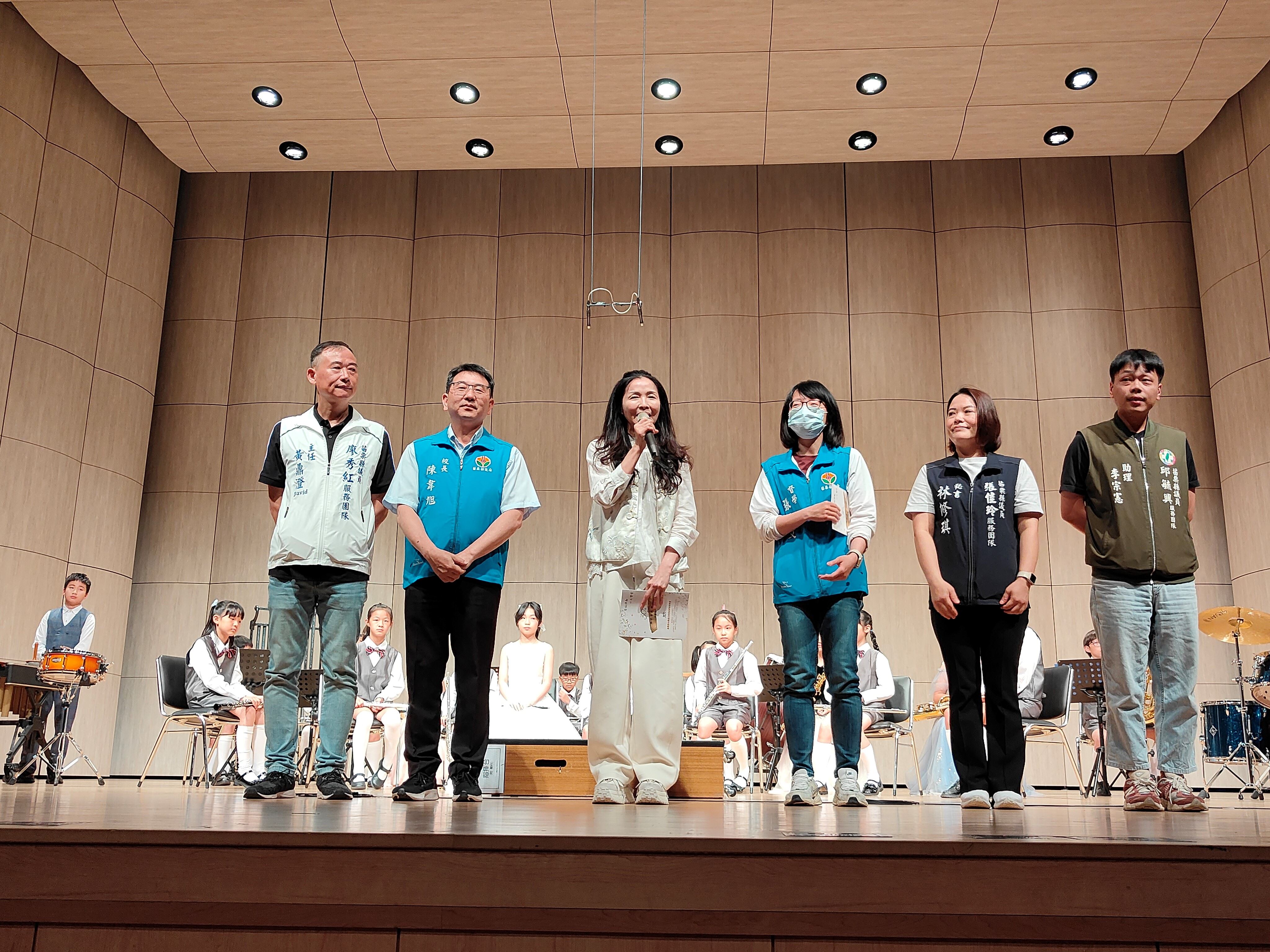 2縣府-縣長夫人出席竹南國小音樂班畢業音樂會