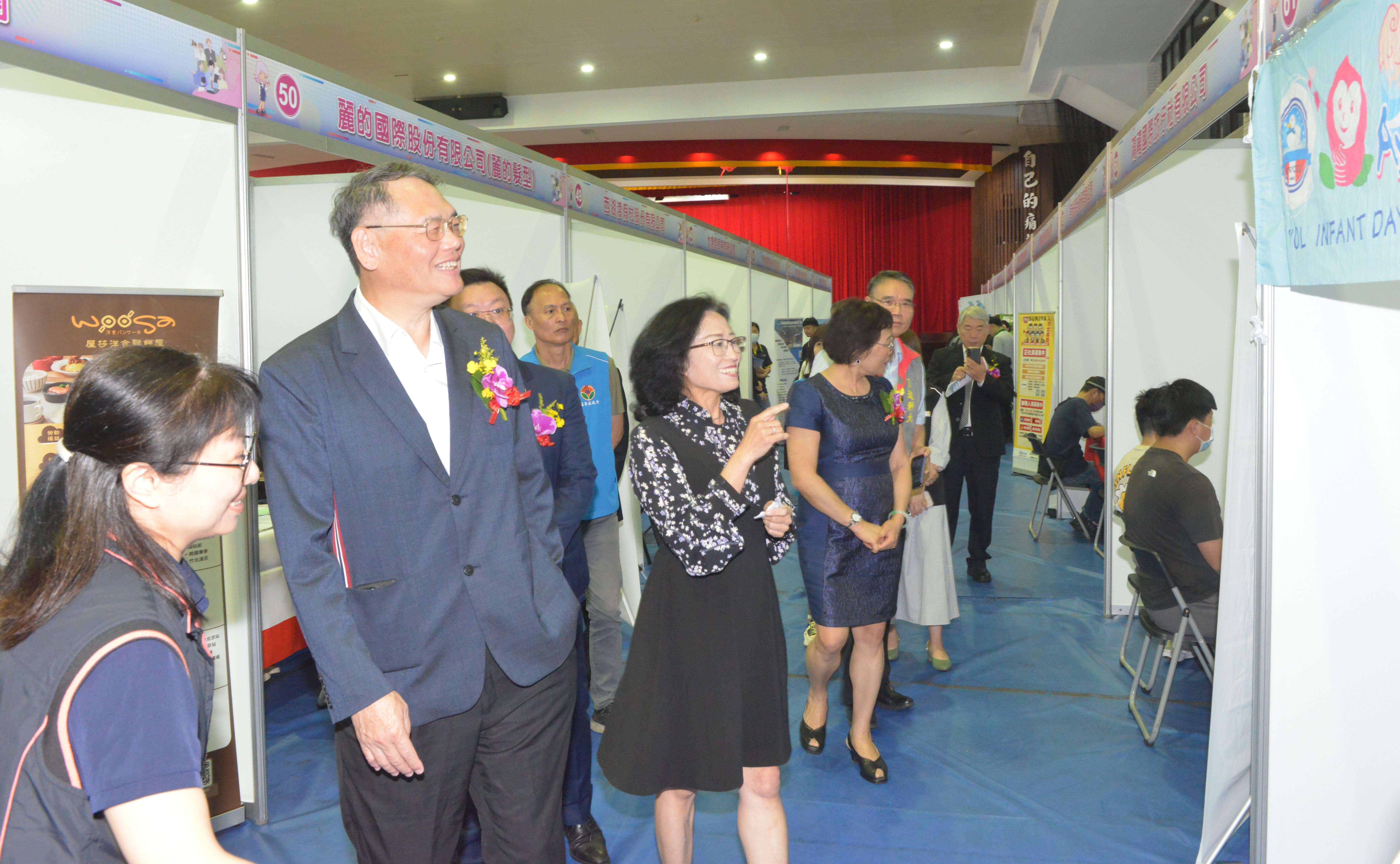DSC_縣府3-副縣長與勞動力發展署桃竹苗分署分署長賴家仁巡視攤位.JPG