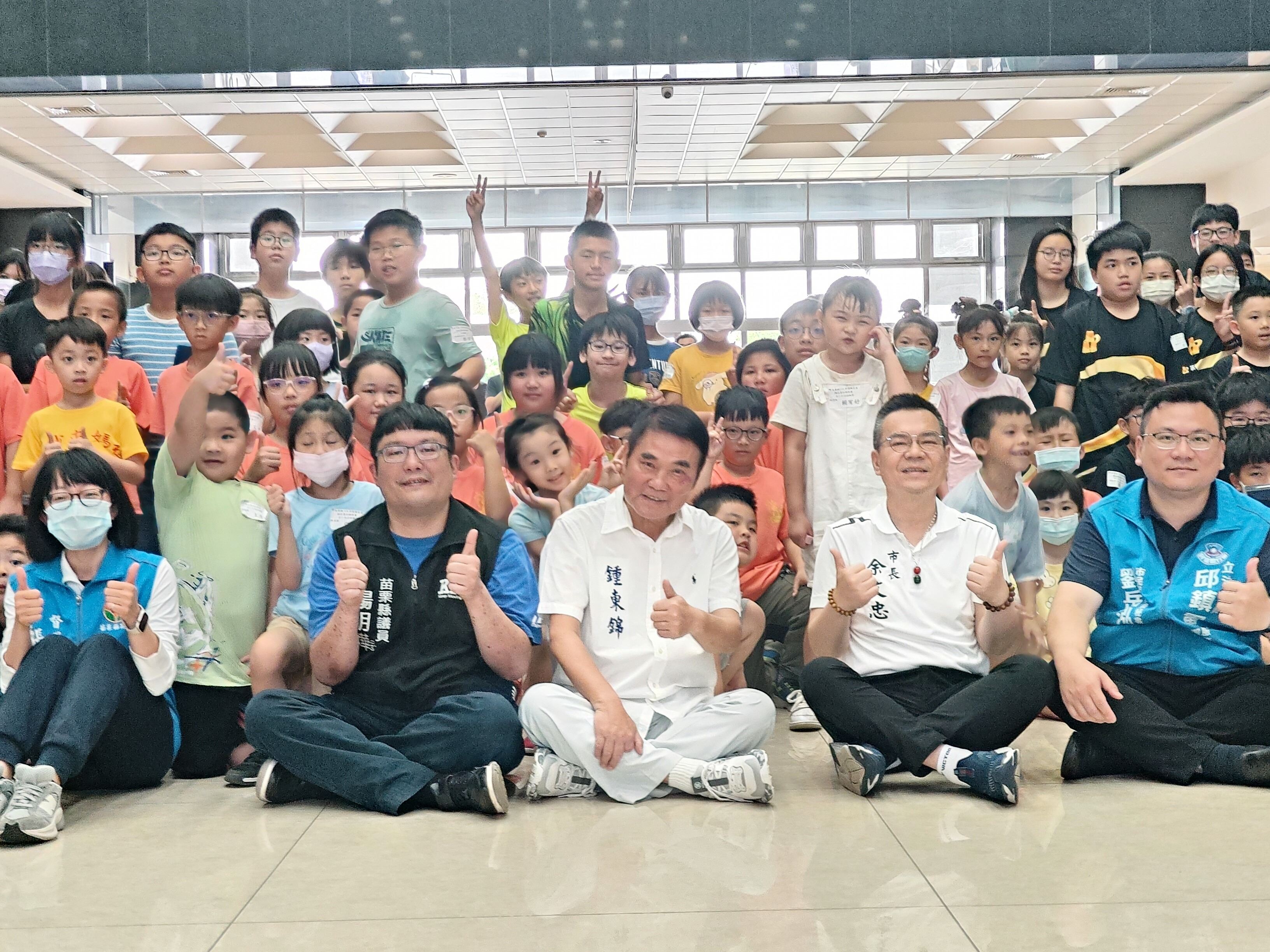 苗栗縣114年度縣長盃競技疊杯錦標賽8日在縣府大廳舉行