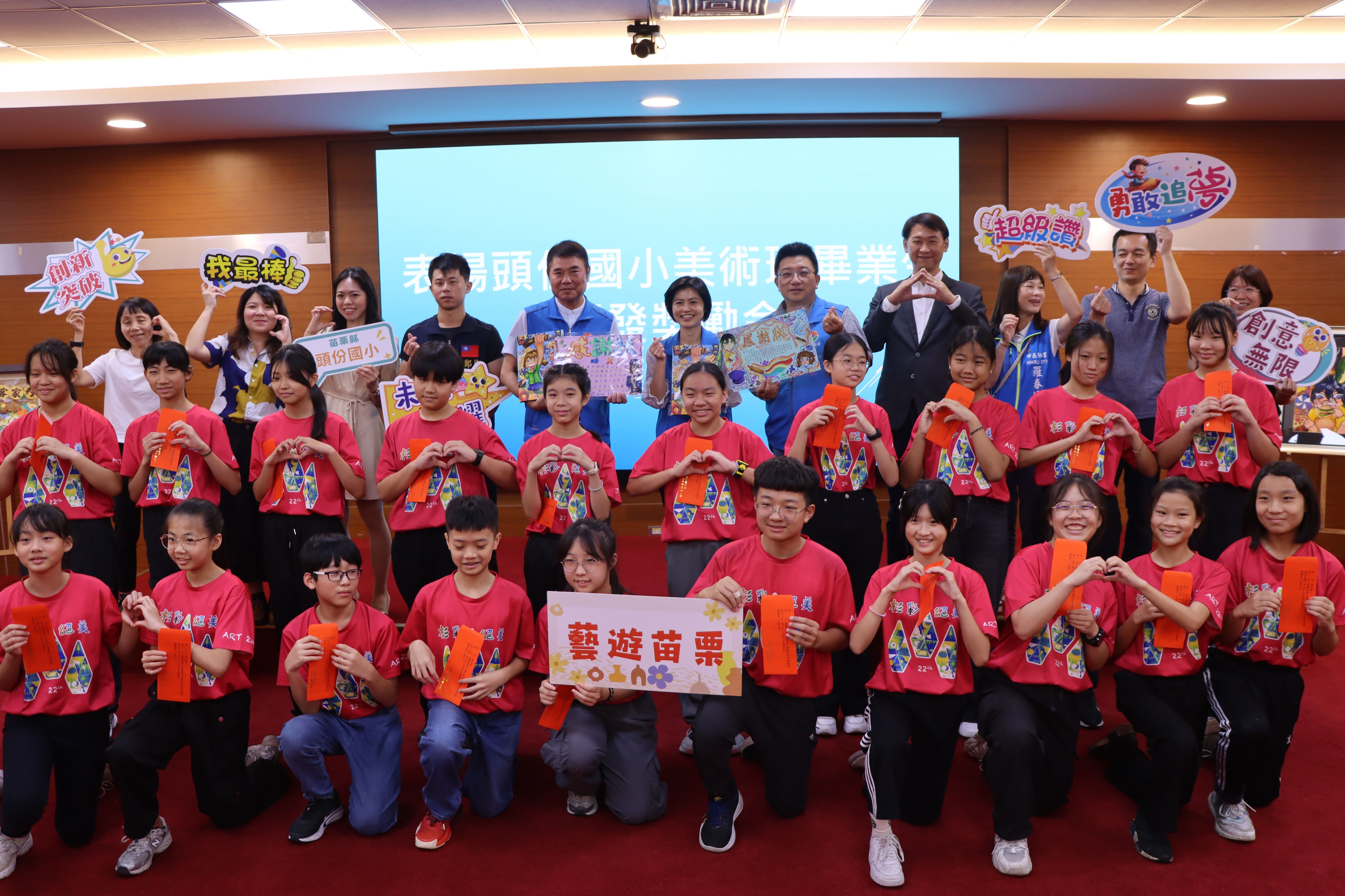 苗栗頭份國小美術班畢業生水墨畫《藝遊貓裏》於縣府展出 縣長鍾東錦親自接見鼓勵藝術新秀