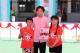 9縣府-學童贈送董事長相冊