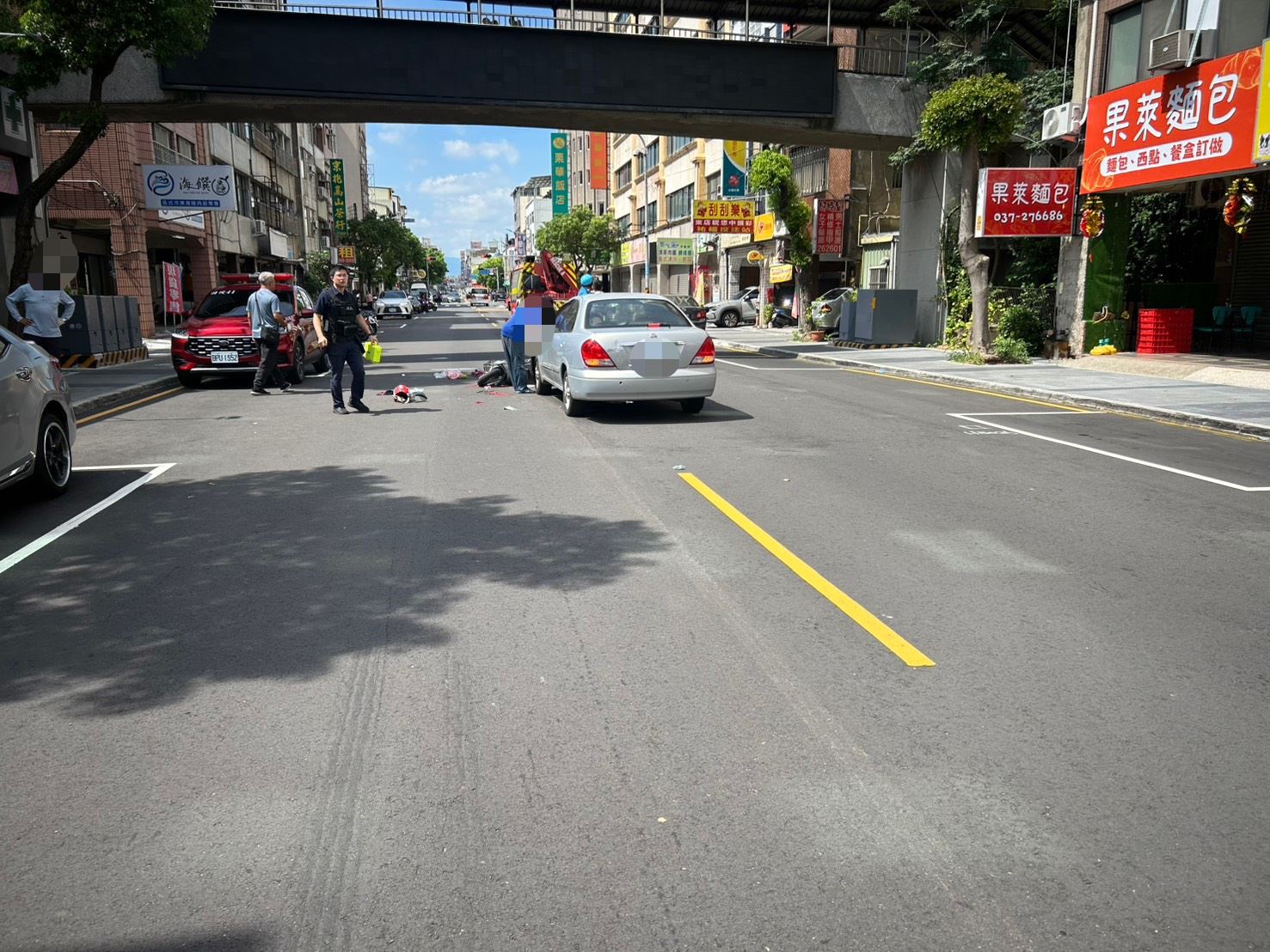 普重機車欲橫越道路  與同向自小客車發生碰撞