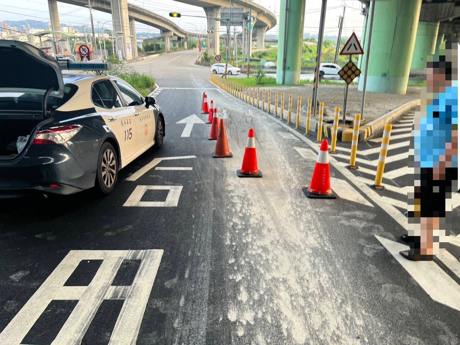 疑曳引車淤泥滲漏  普重機車駕駛接連摔車  苗警調電眼查辦