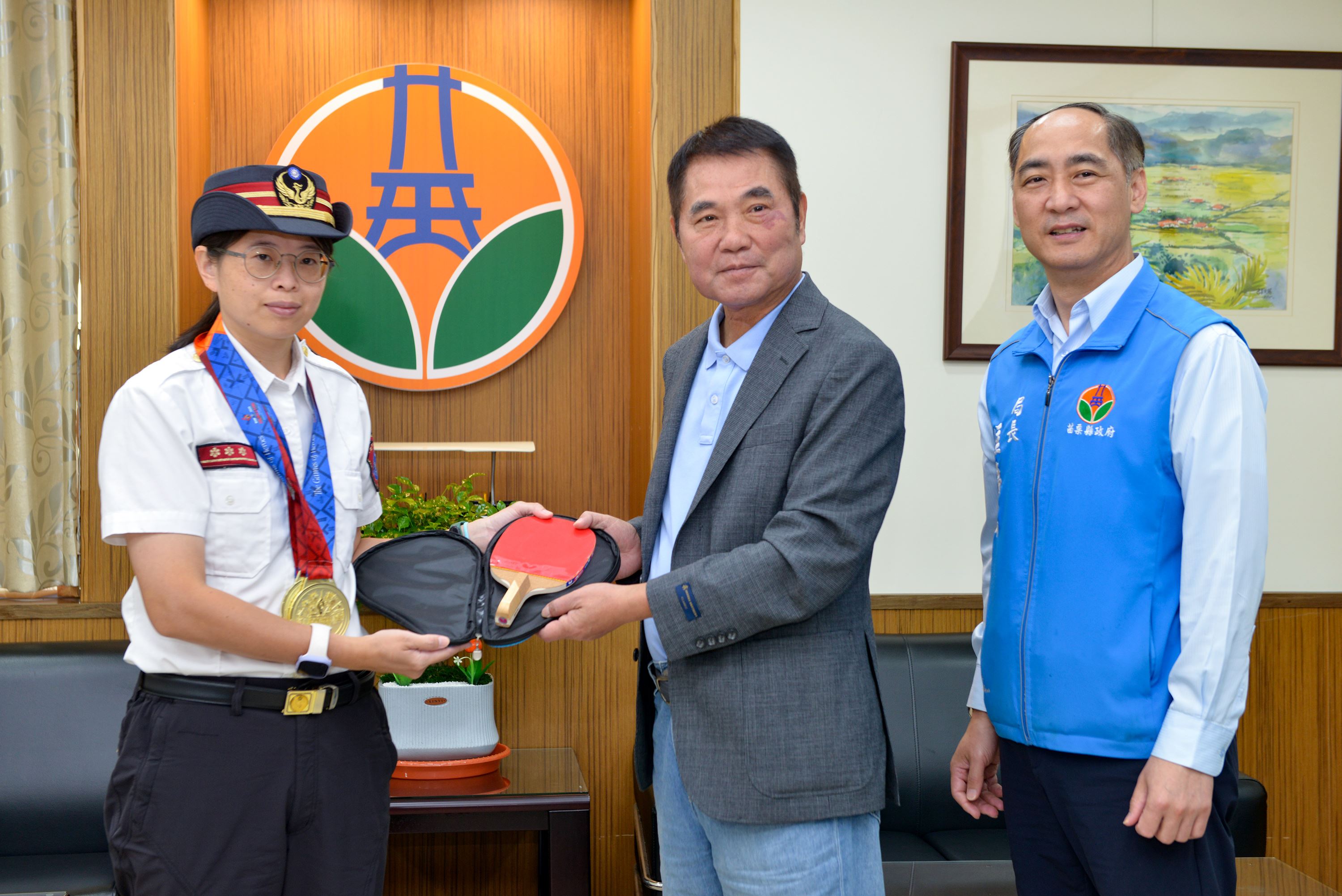 縣府12-苗栗消防健兒體育競賽連獲佳績，選手回贈縣長比賽紀念品.JPG