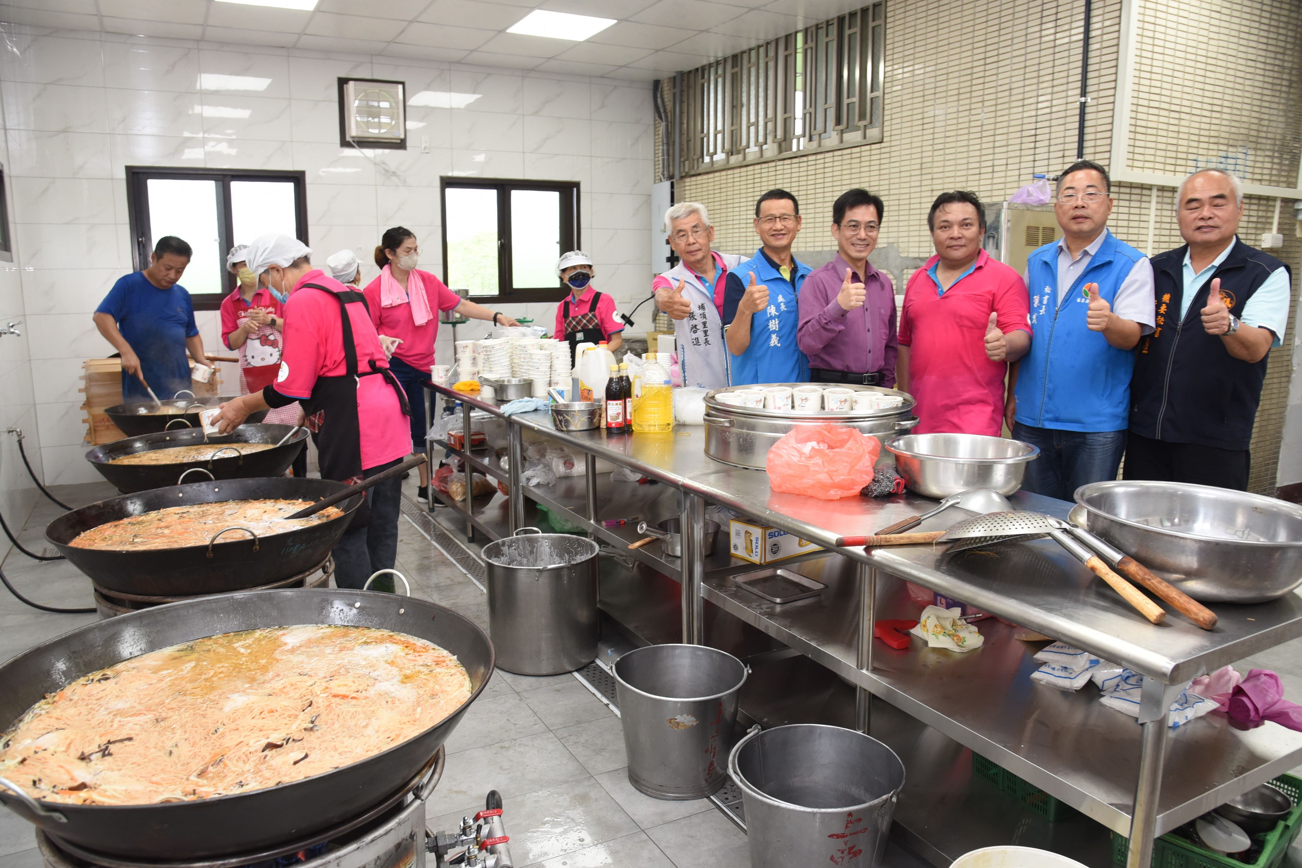 後龍埔頂社區舉辦快樂農夫體驗　秘書長偕來賓為米香屋廚房揭牌