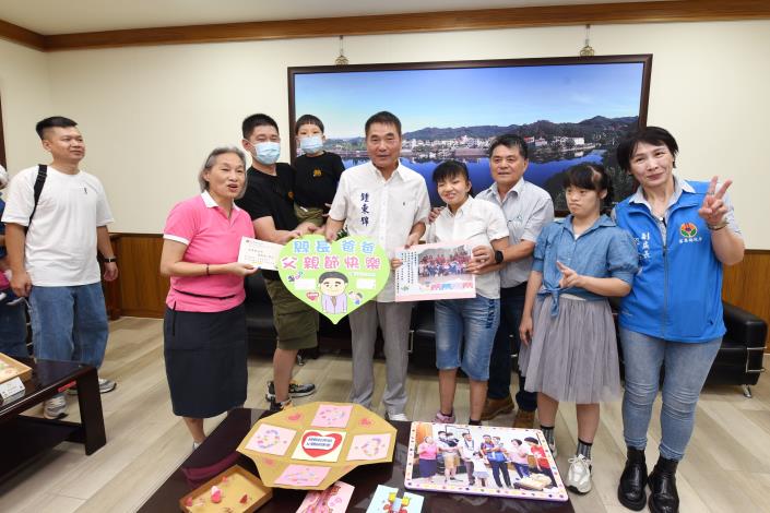 01縣府-幼安院生攜蛋糕賀卡祝縣長爸爸父親節快樂DSC_6990.JPG
