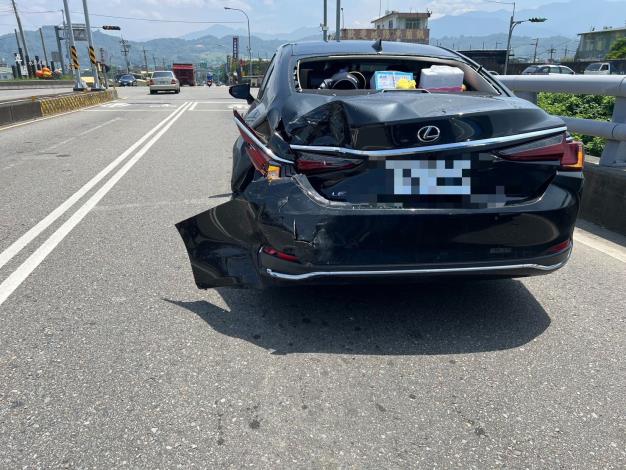 自小客與貨車路口碰撞 湖警籲行車安全2