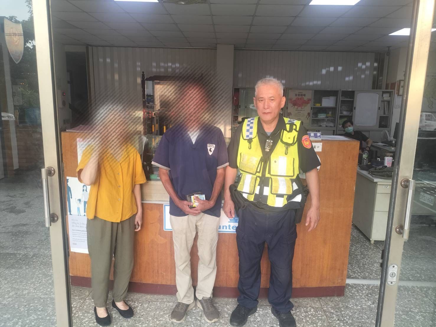 人間有愛  老翁徬徨無助  三灣警熱心助返家