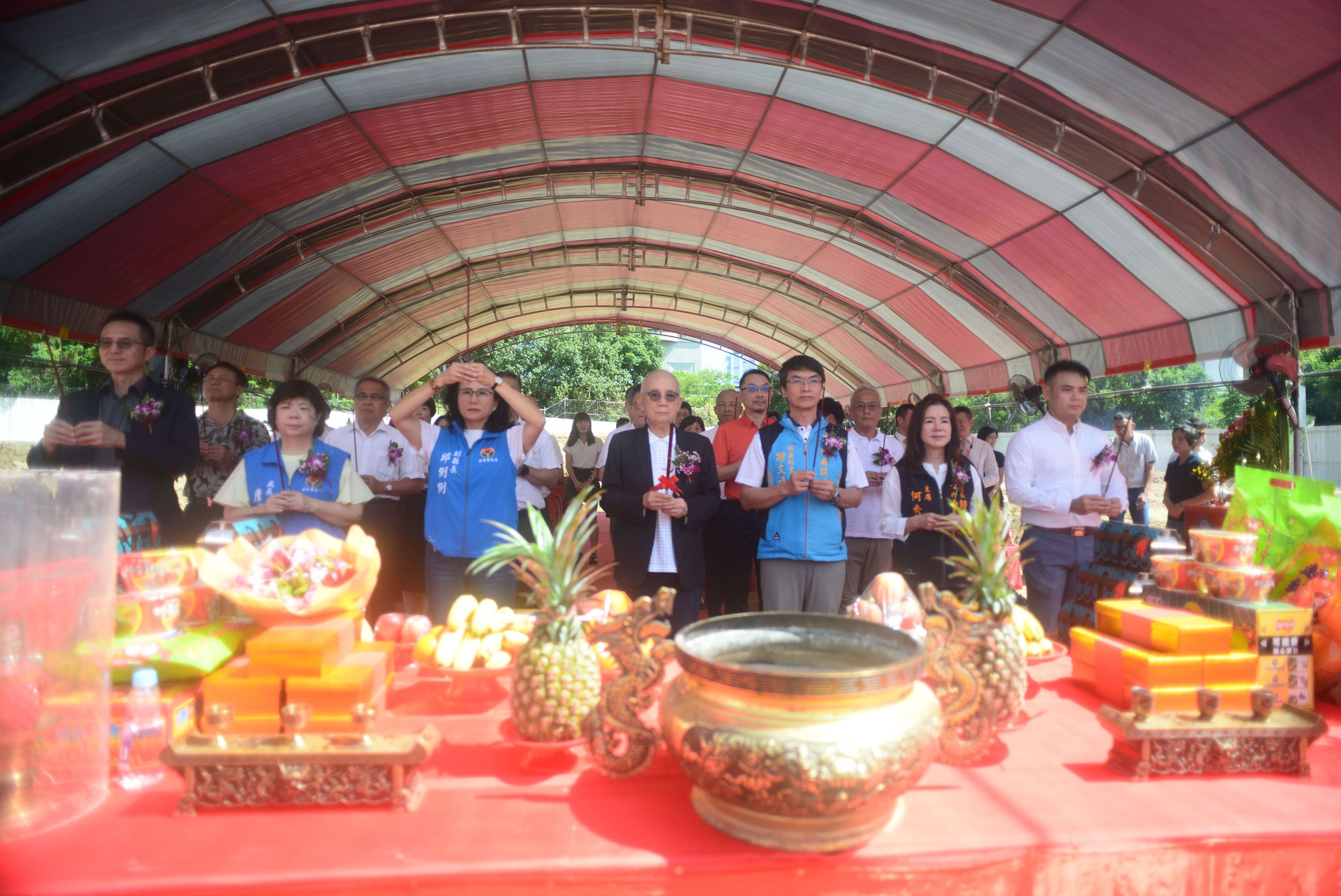 縣府3-副縣長率領與會貴賓上香祈求工程順利