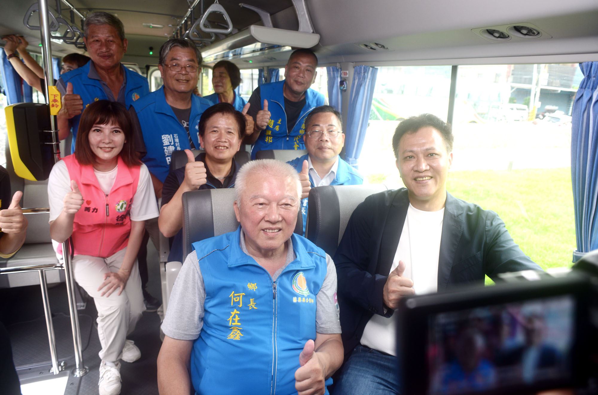 縣府2-秘書長陳斌山等人試乘幸福巴士