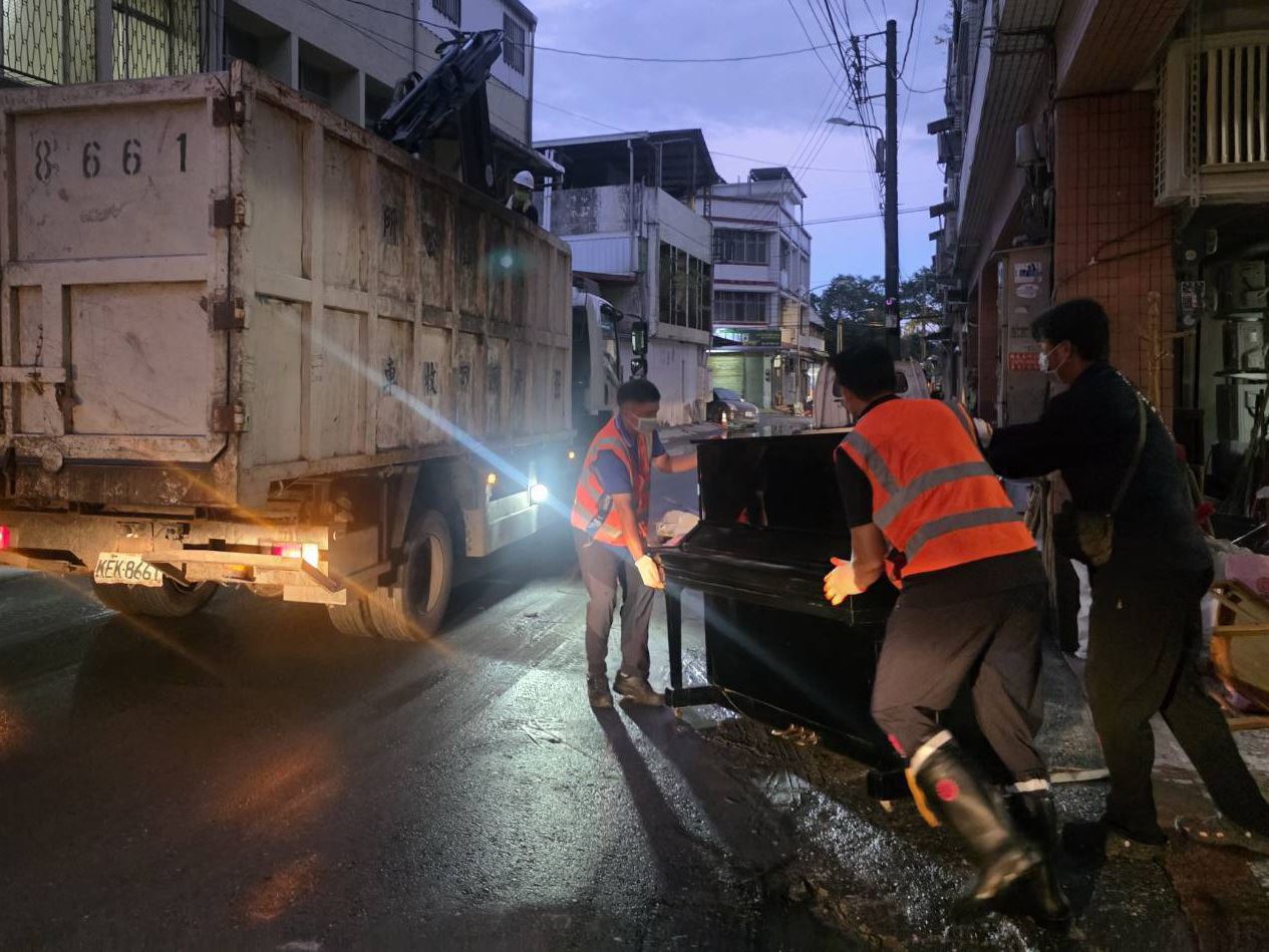苗縣環保人員機具挺進花蓮　馳援馬太鞍溪堰塞湖災區清理及復原