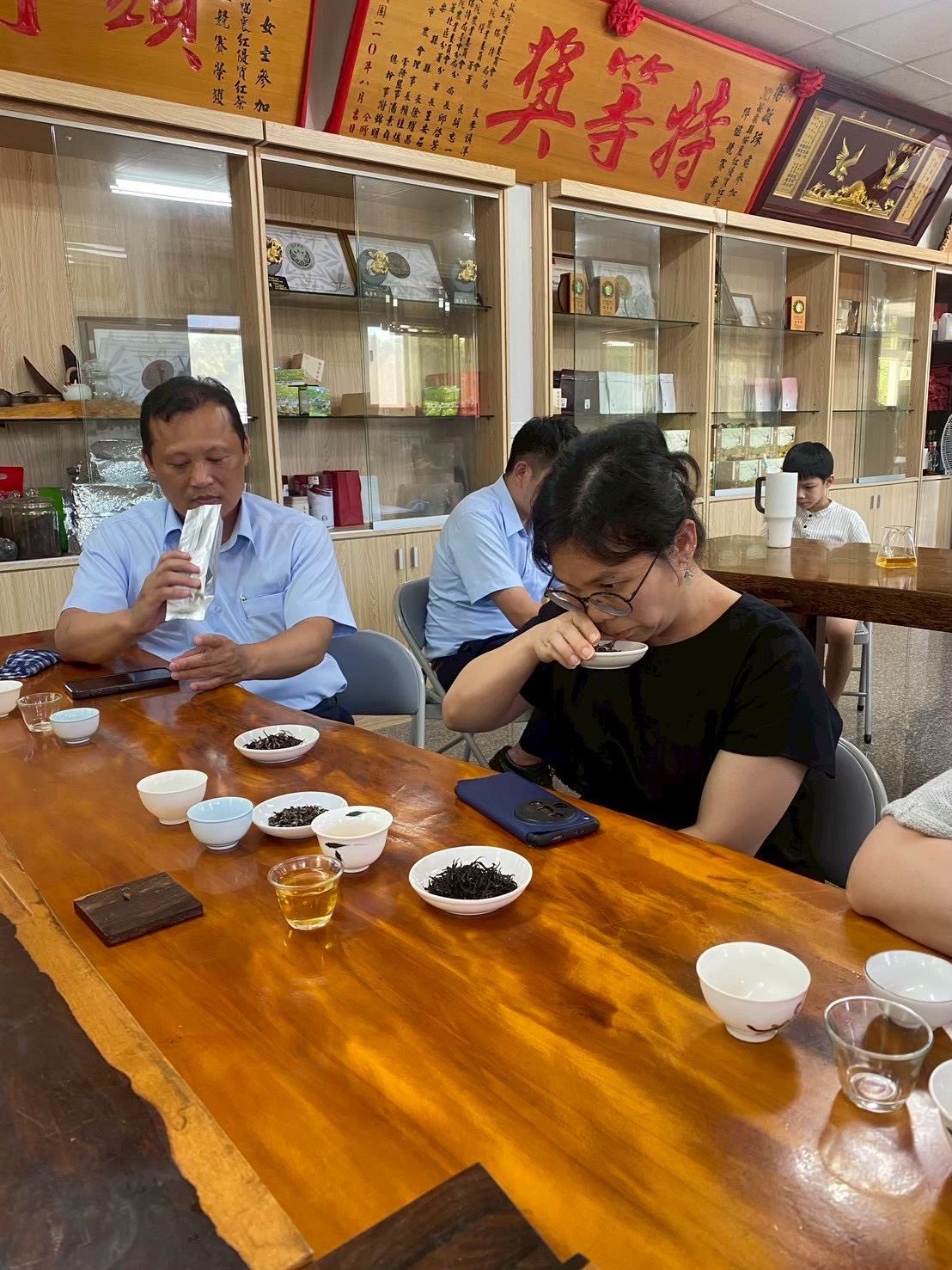 《豐味苗栗》從山城走向星國餐桌，一杯貓裏紅茶改寫臺灣農村的國際想像