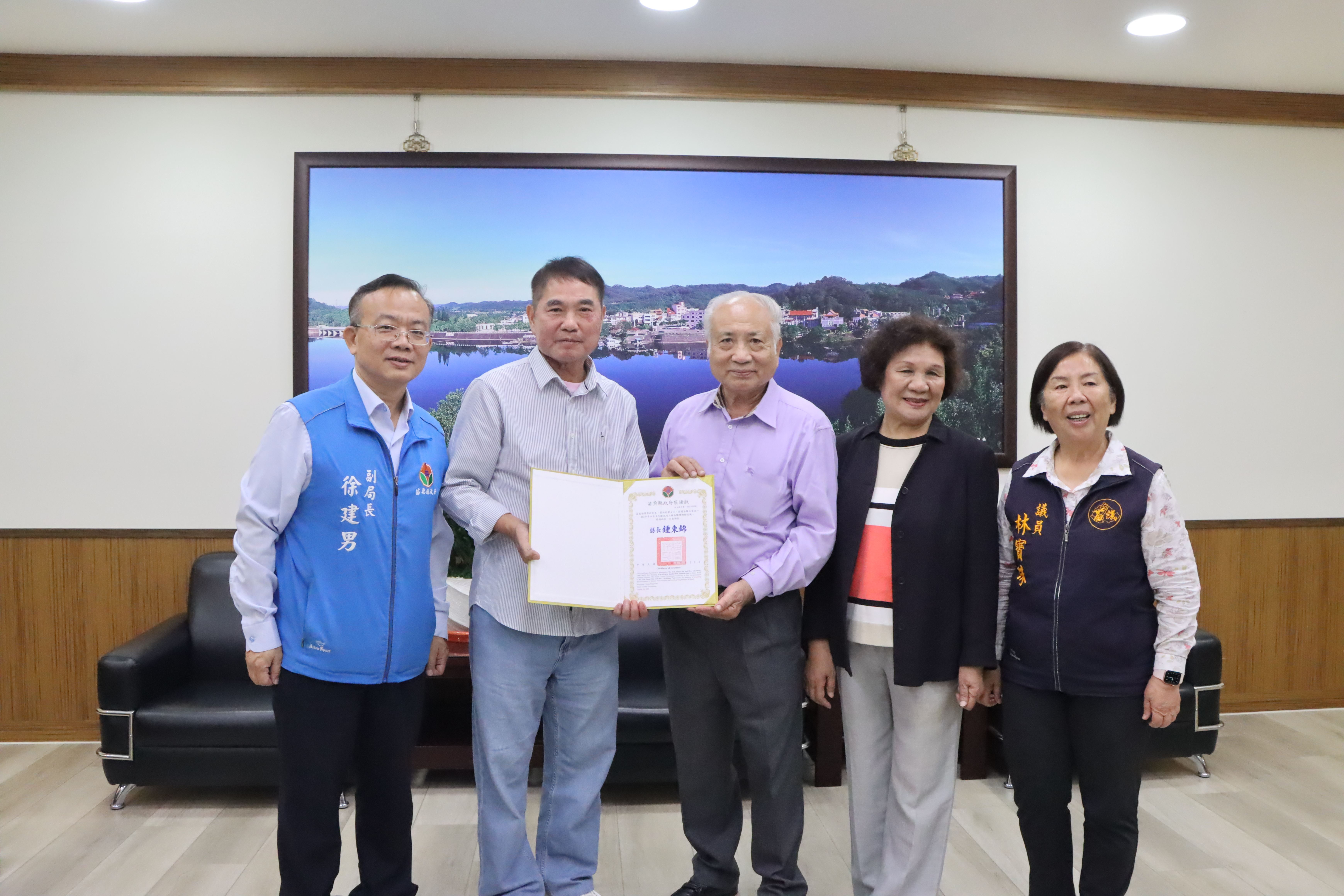 縣府頒贈感謝狀 表揚葉榮欽、葉洪彩雲伉儷捐贈木雕工藝品