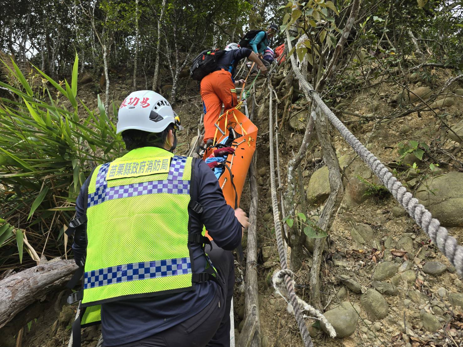 銅鑼分隊山區救援行動　合力克服艱難地形順利救出傷者