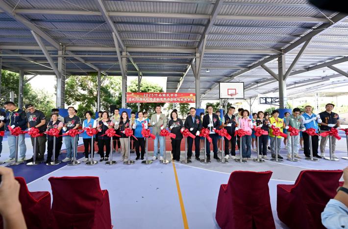 縣府1-縣長為竹南國中新建光電球場啟用剪綵