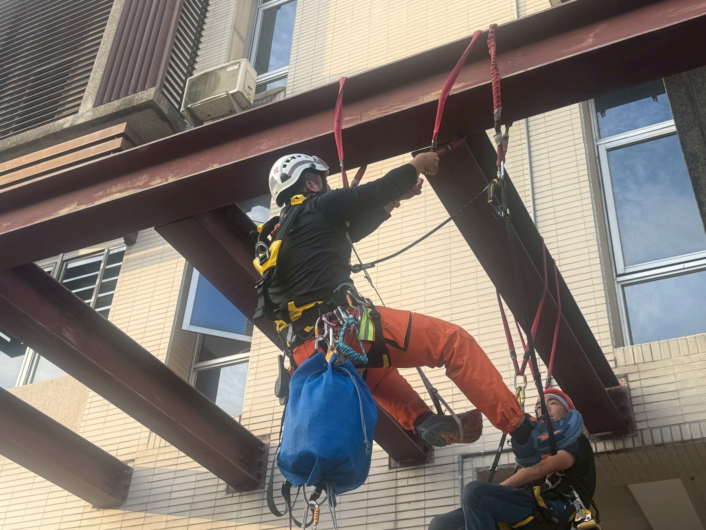 特搜分隊辦理繩索技術訓練 強化攀登與回收能力