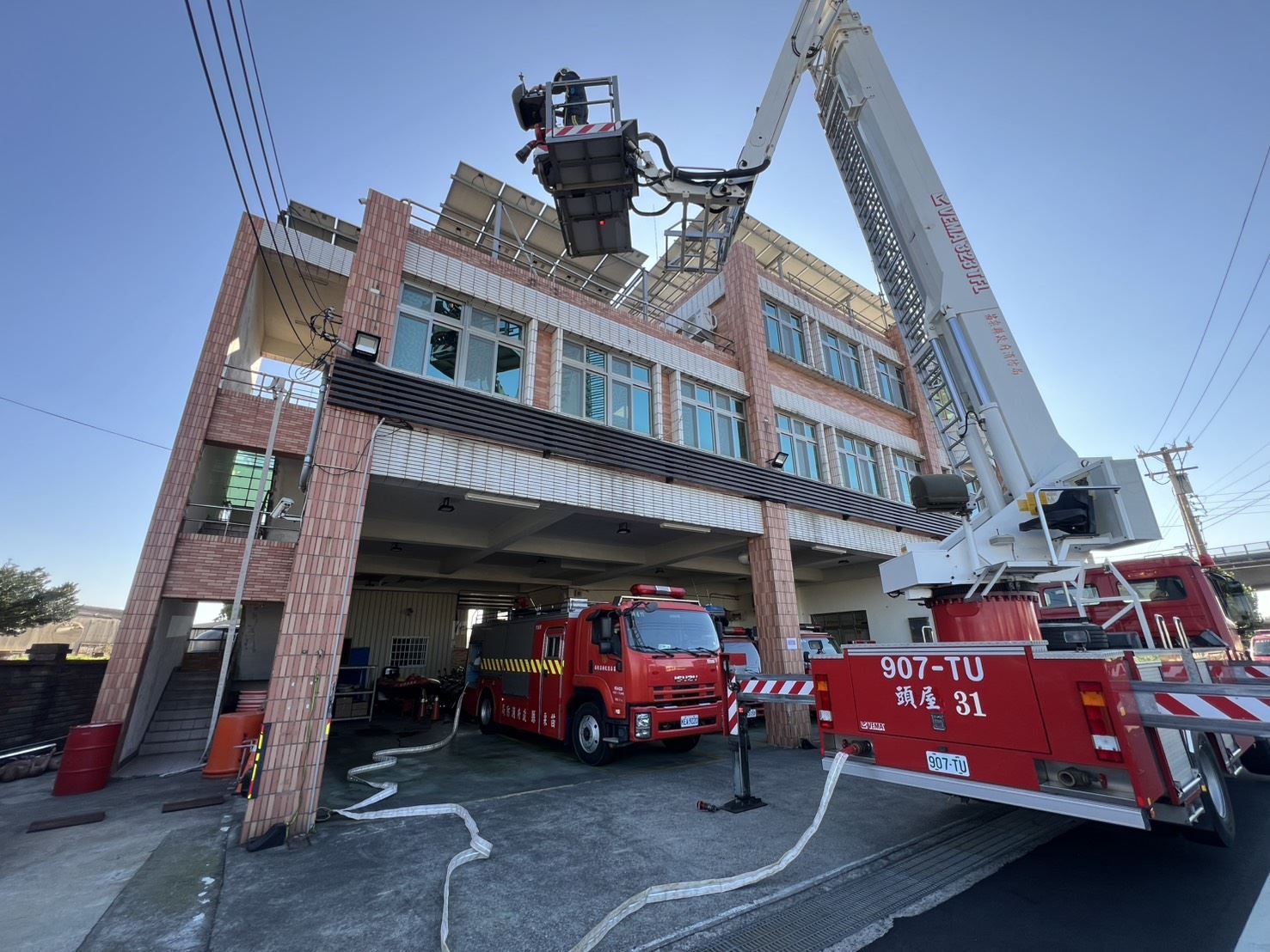 雲梯車與水箱車整合訓練　強化高空救災能力