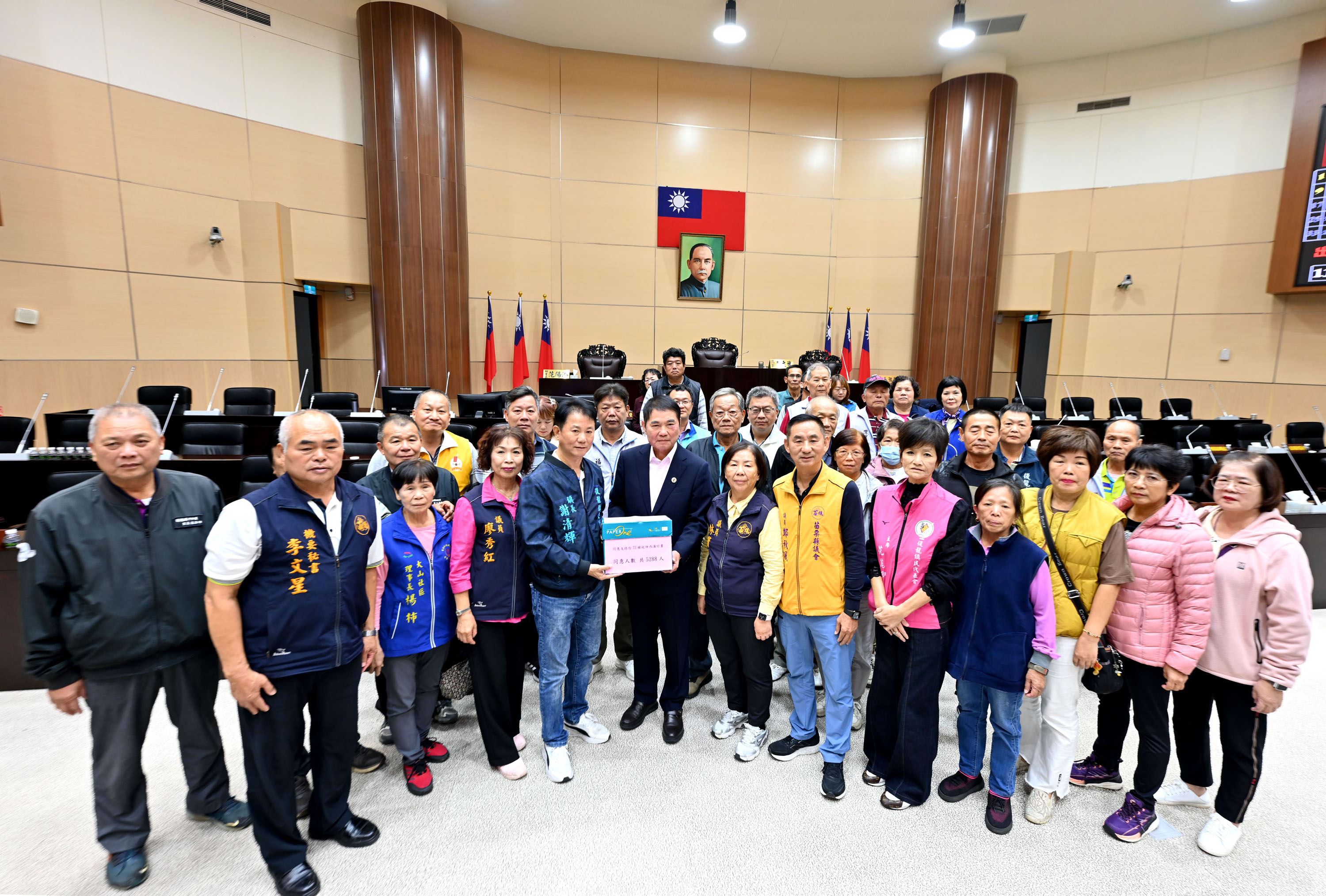 後龍鄉親遞交5288份台72線連接西濱道路同意書  縣長鍾東錦呼籲公路局不能因噎廢食