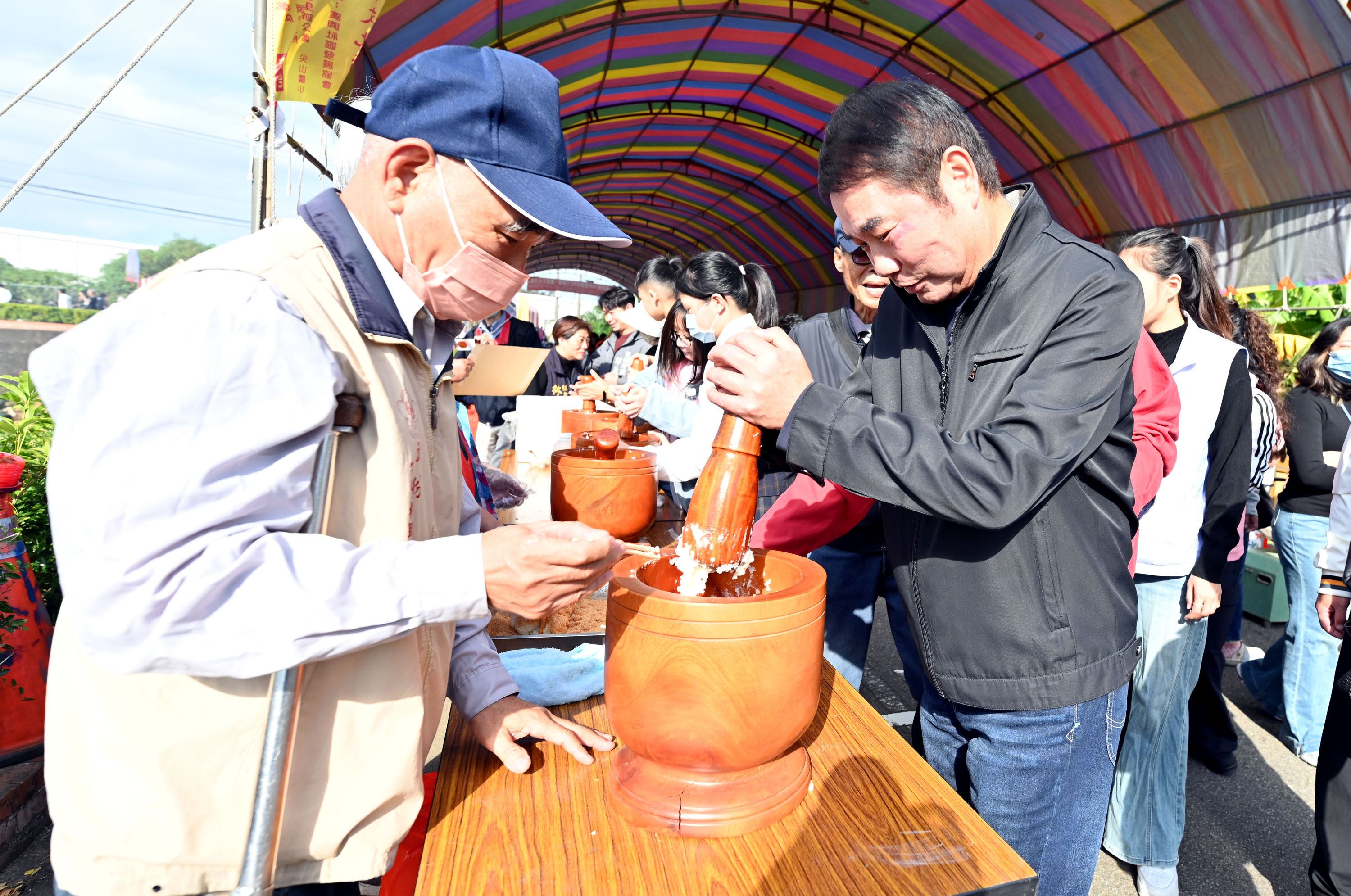 頭份舉辦米食料理暨「焢窯」烤番薯活動   縣長鍾東錦與上千鄉親同樂