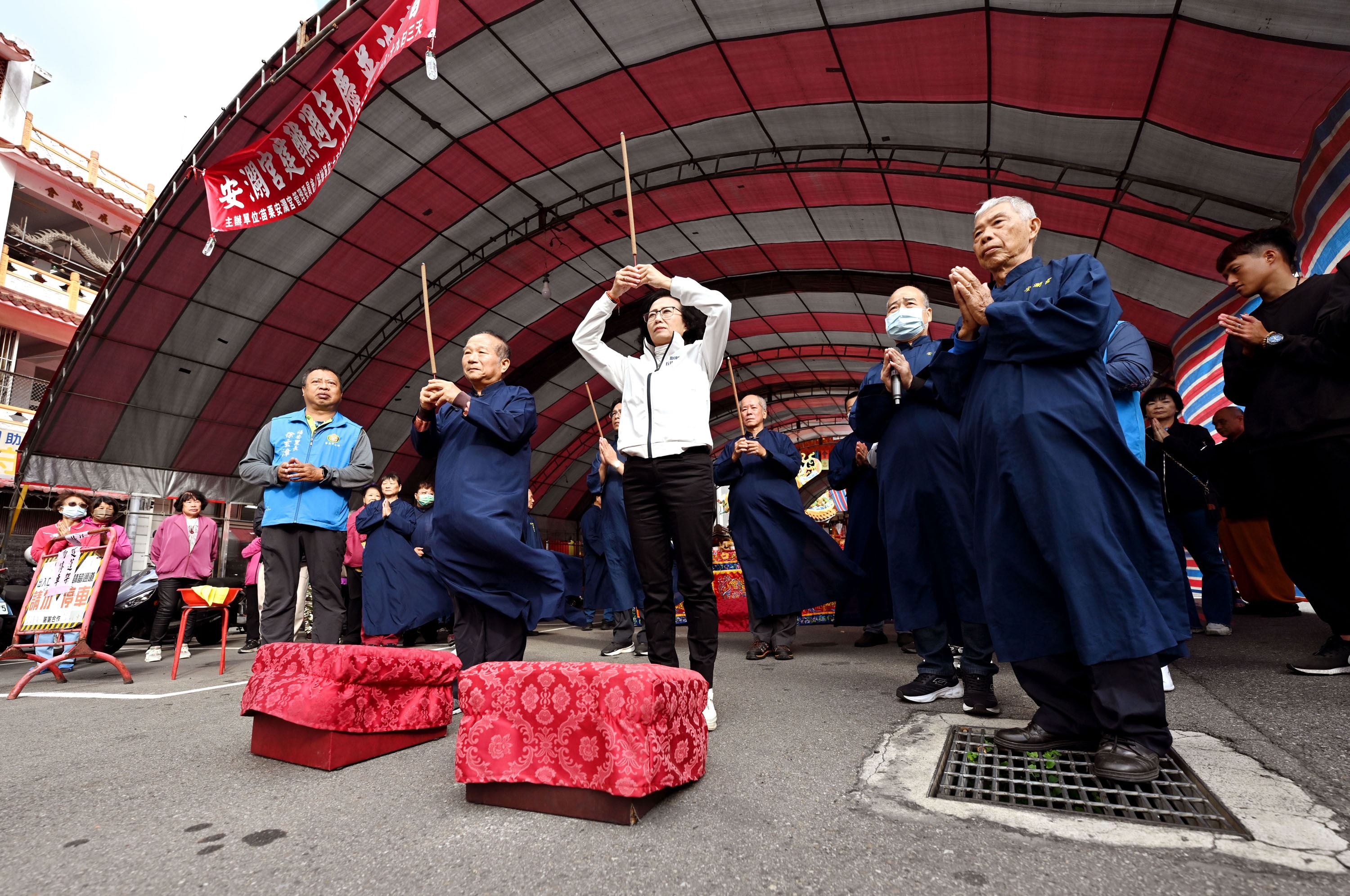 苗栗市安瀾宮舉辦慶醮祈安植福法會  副縣長邱俐俐參拜祈求合境平安