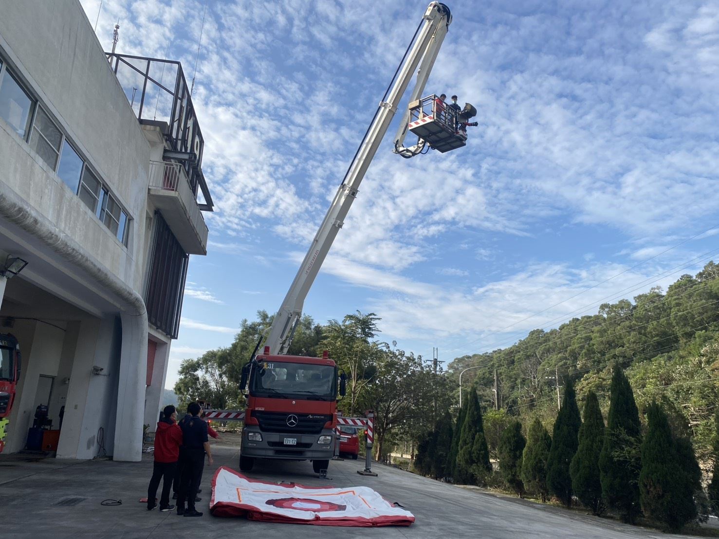 三義分隊雲梯車及氣墊操作訓練