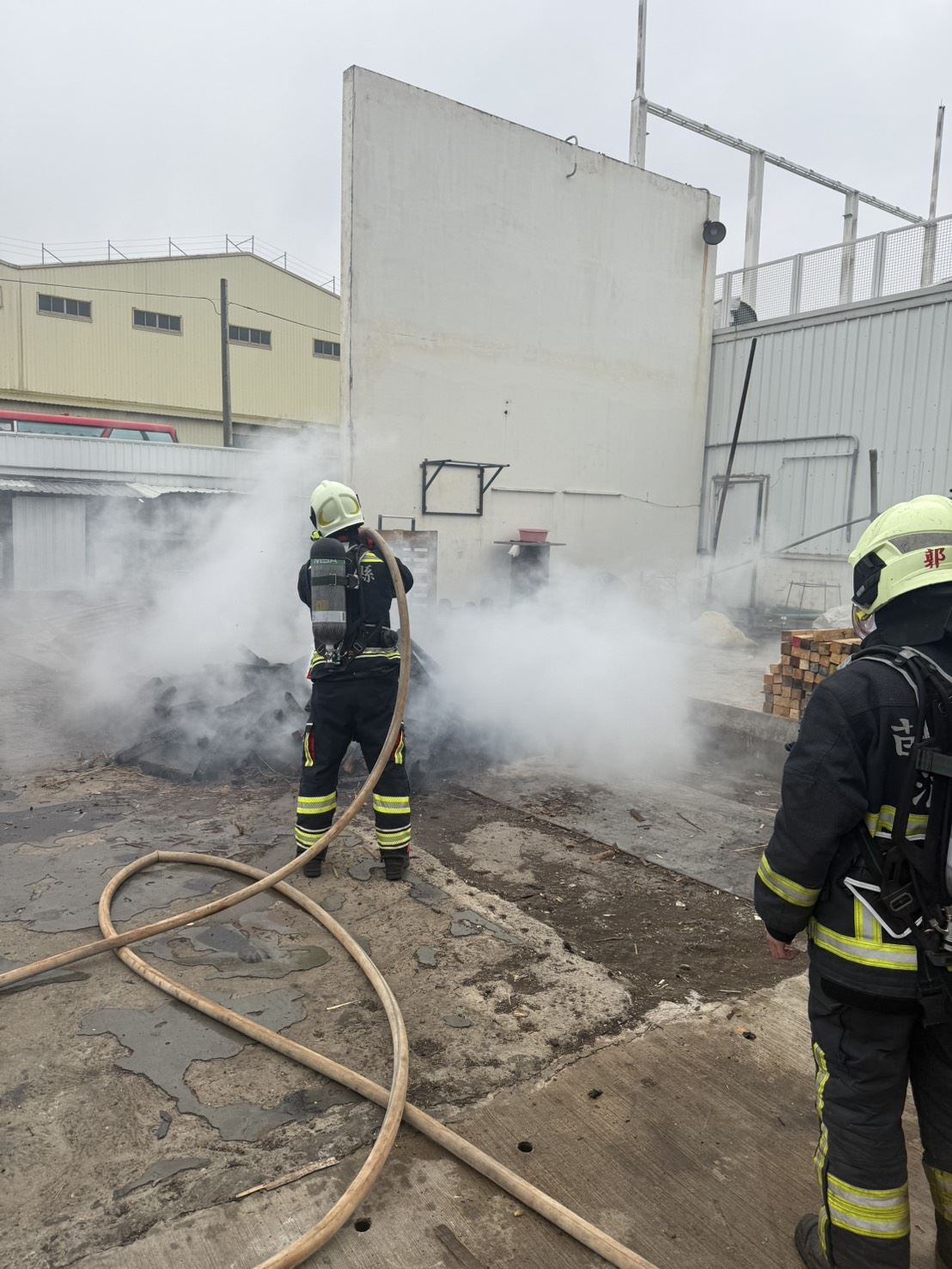 員工私下焚燒木材引發火警　消防局籲遵守消防與環保法規