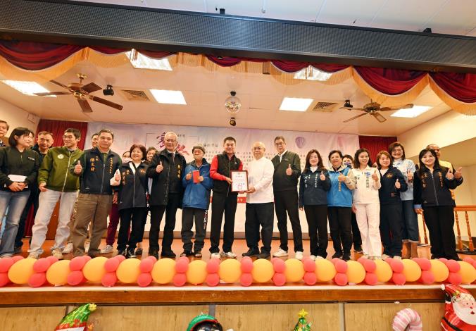 縣府1-縣長頒贈感謝狀給善心企業及社團