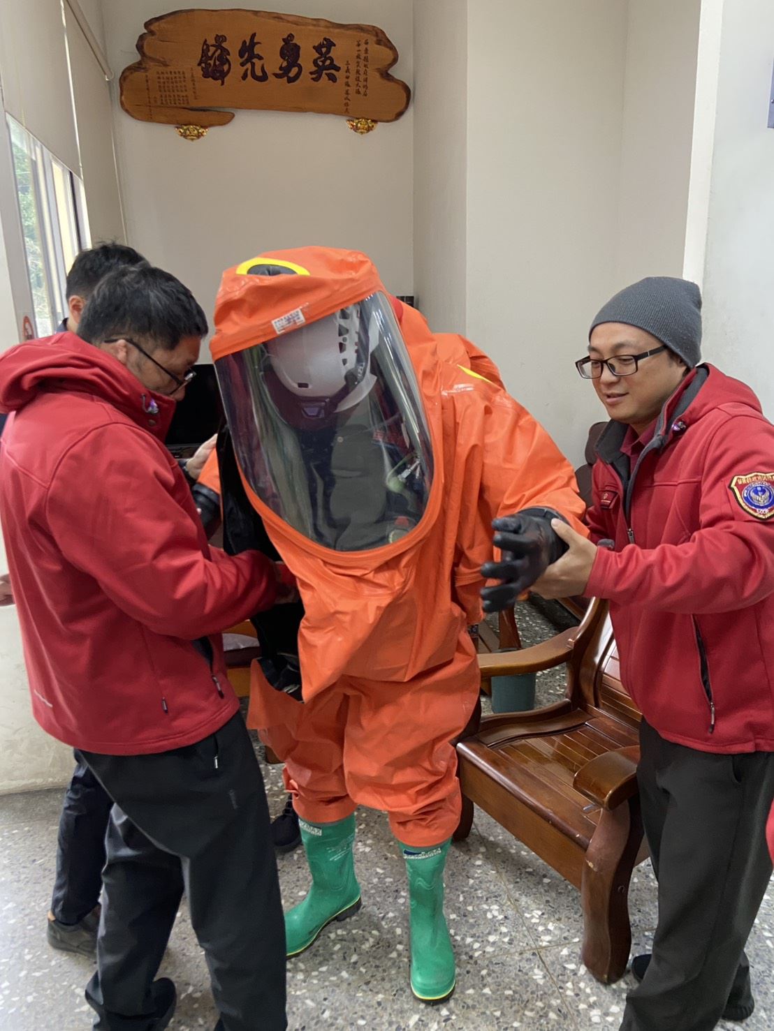 三義分隊執行化學雲系統及A級防護衣穿脫訓練