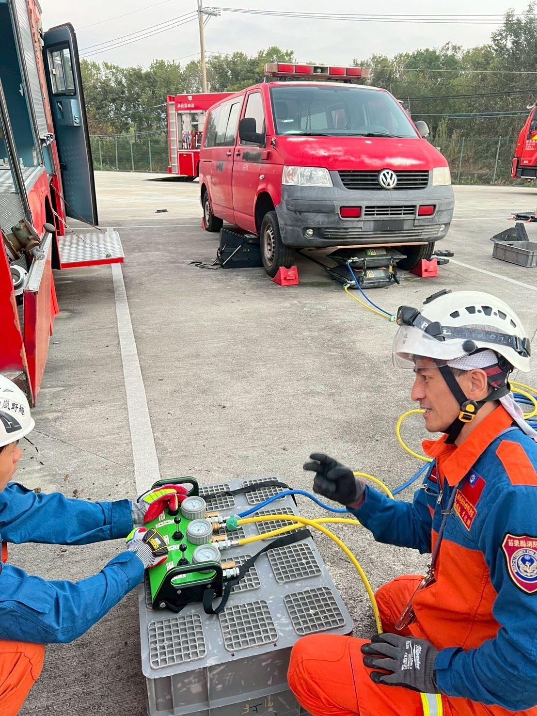特搜分隊實施重型救援器材操作訓練　強化車底受困救援能力