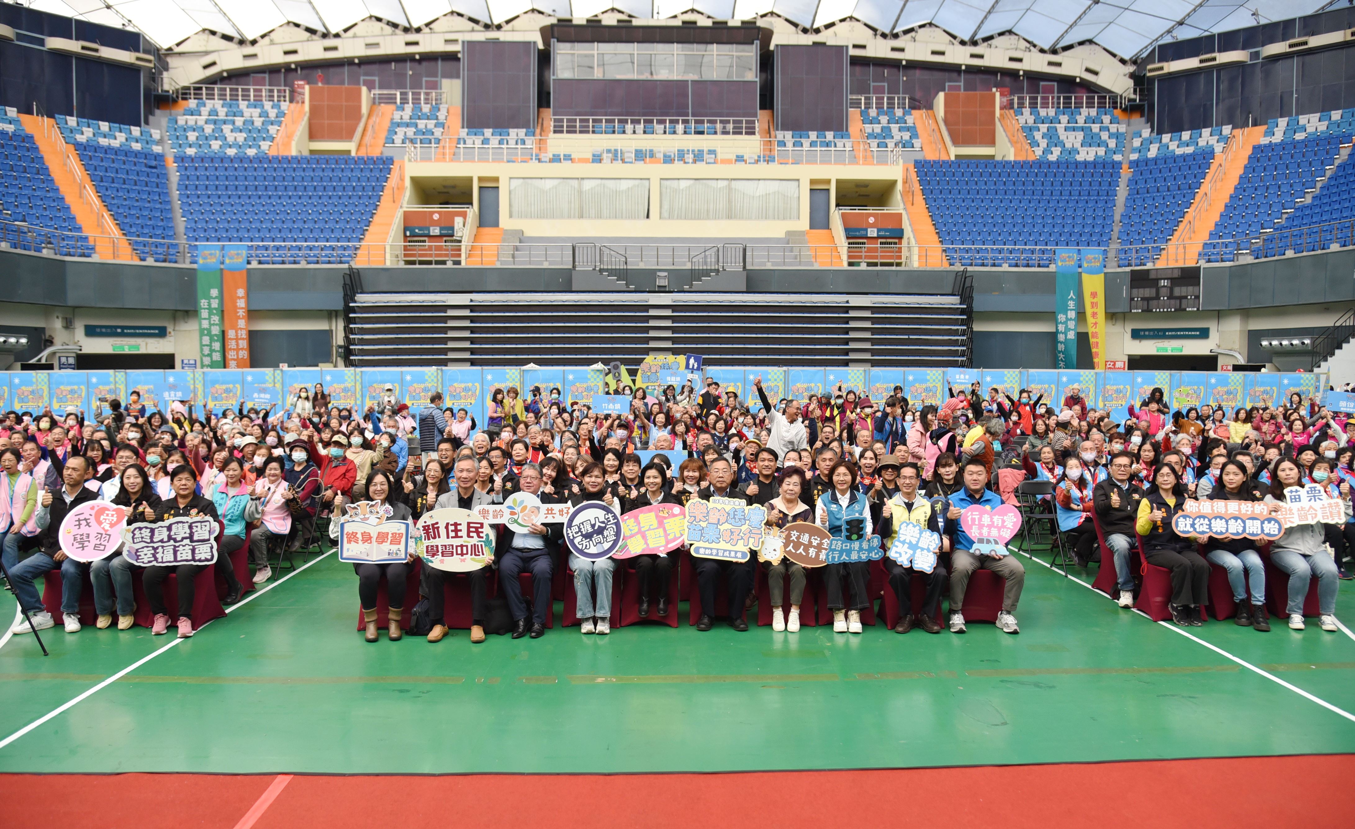 10縣府-樂齡教育成果展合影DSC_4230.JPG