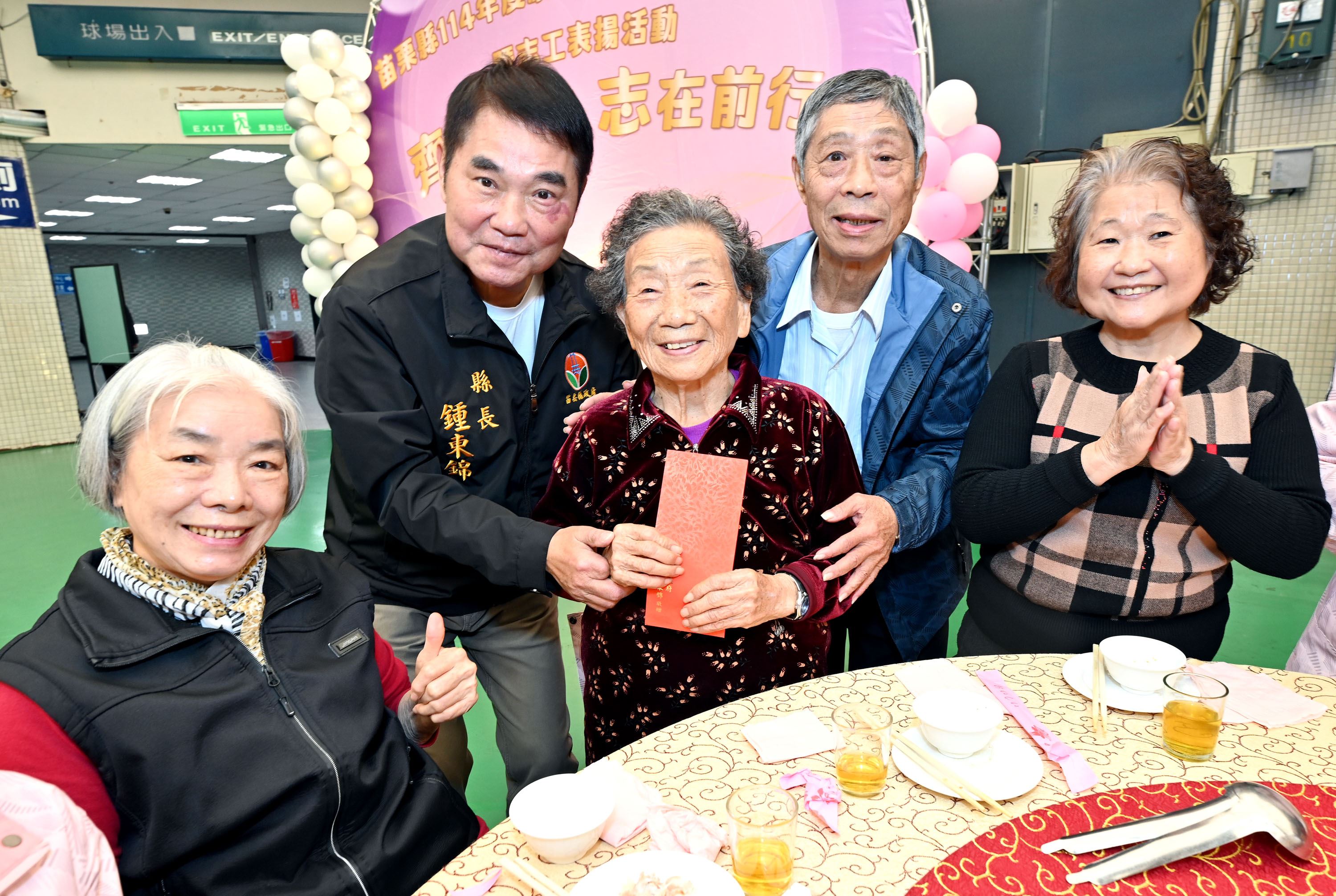 縣長鍾東錦表揚績優社區照顧關懷據點暨志工        93歲張賴菊妹：越做越歡喜