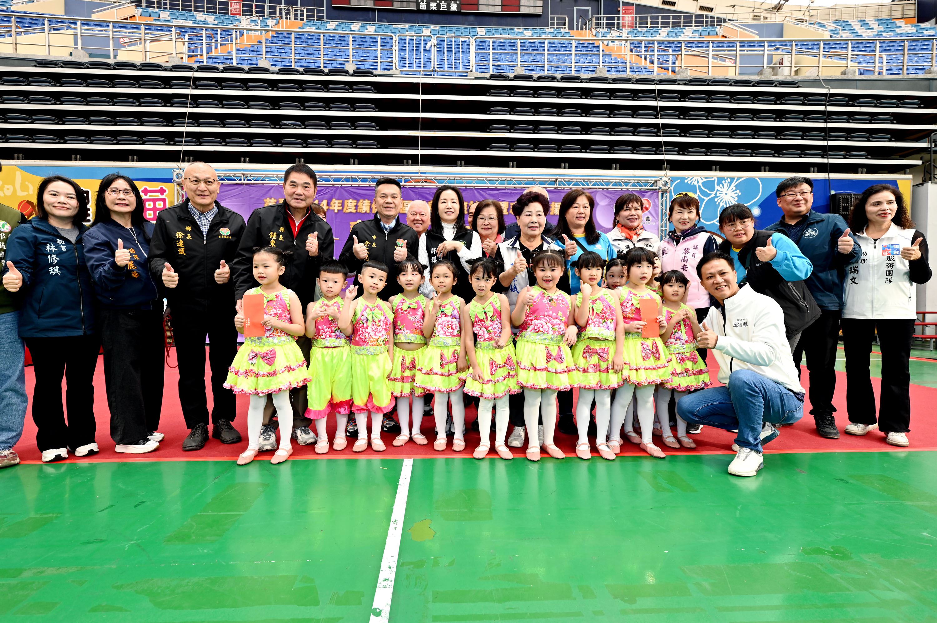 縣府11-縣長致贈紅包給愛兒堡幼兒園