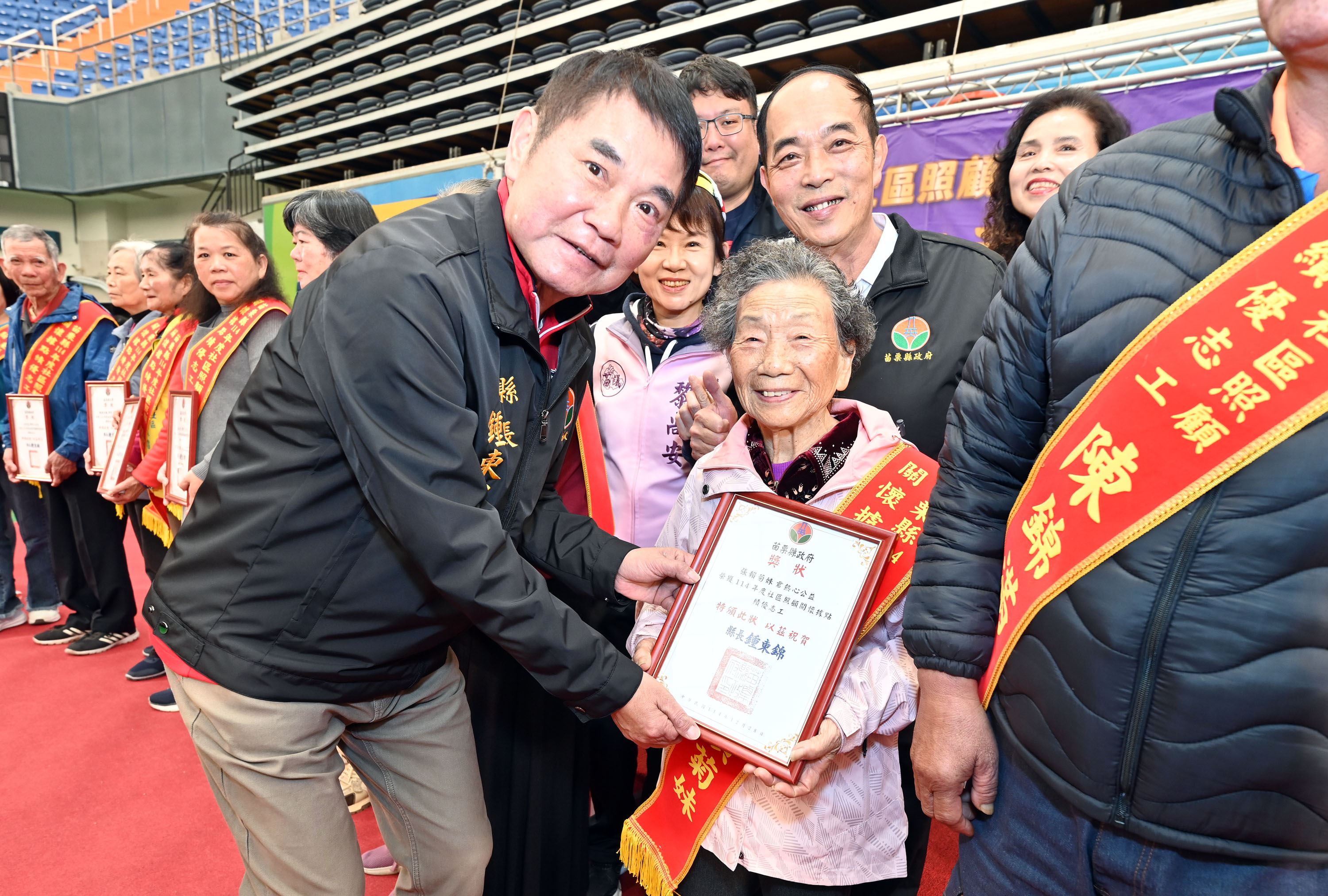縣府2-縣長表揚93歲志工張賴菊妹