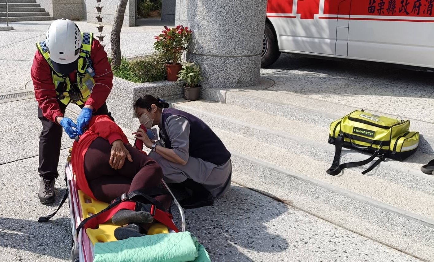 三義分隊即時救援路邊跌倒民眾　迅速送醫治療