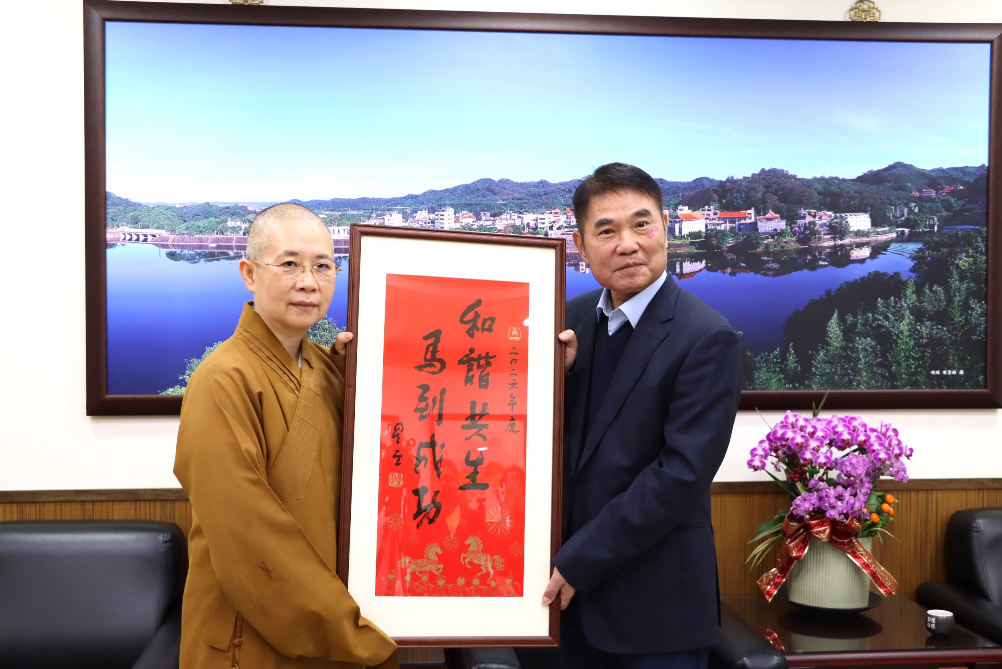 4縣府-妙蓮法師致贈星雲法師墨寶給縣長1.JPG