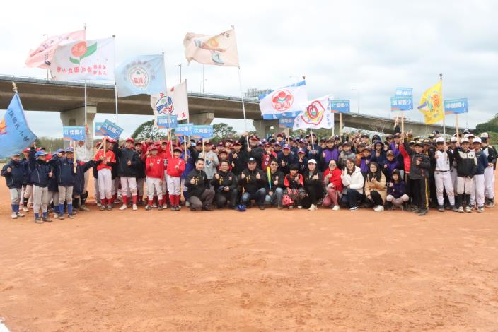 苗栗縣棒球山城盃國小組開賽 縣長加碼獎金與熱飲鼓勵小選手